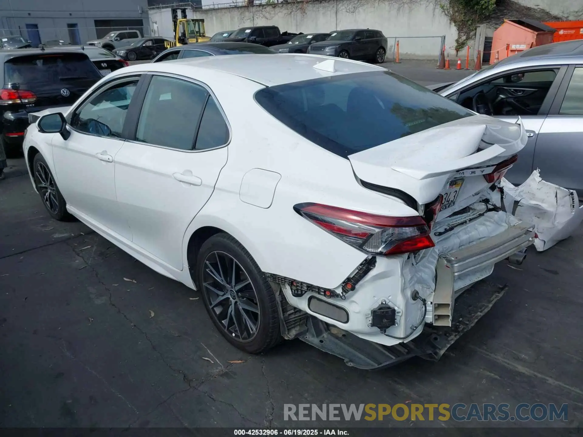 3 fotografías del automóvil dañado 4T1T11AK2RU867370 TOYOTA CAMRY 2024