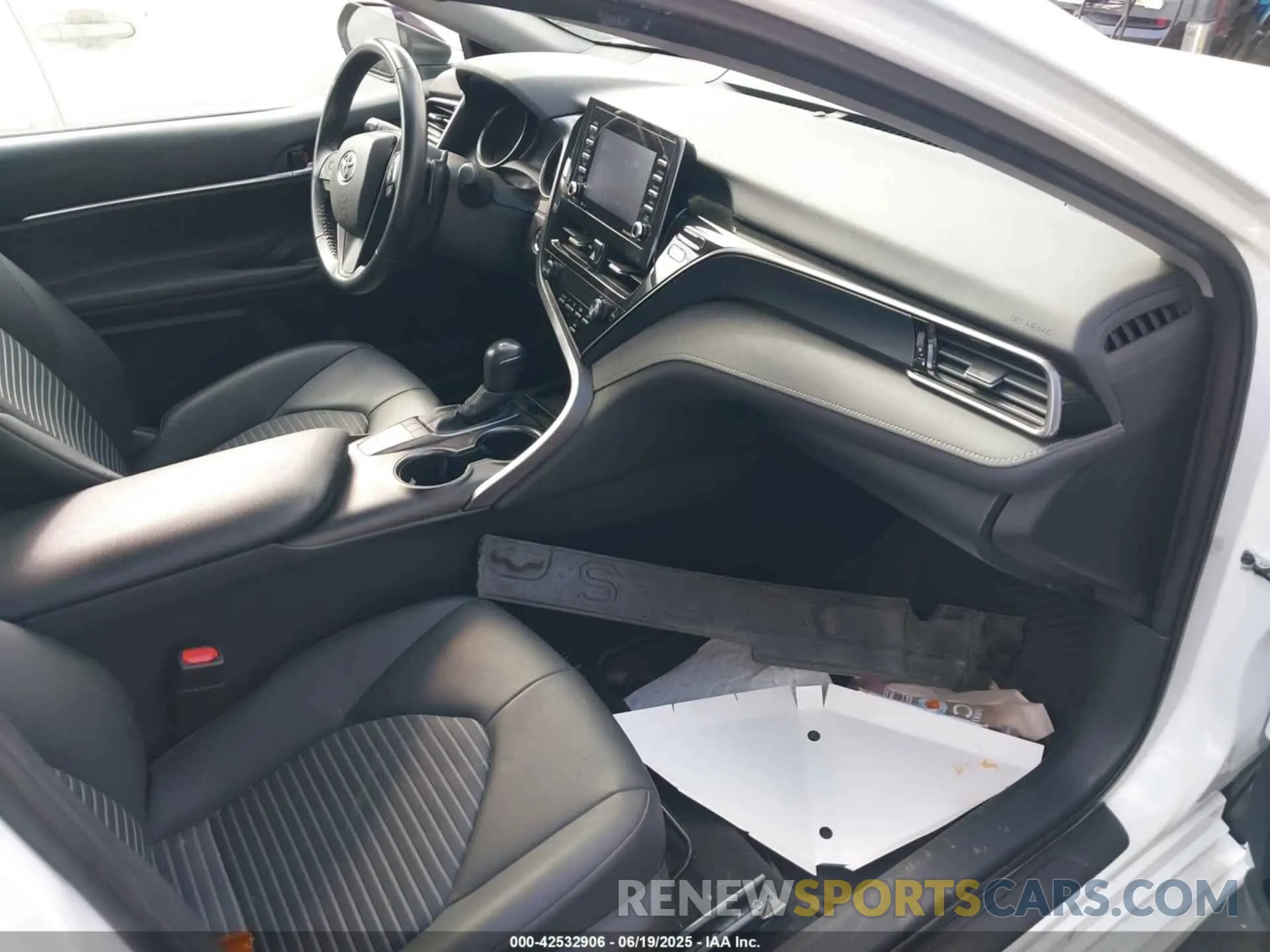 5 fotografías del automóvil dañado 4T1T11AK2RU867370 TOYOTA CAMRY 2024