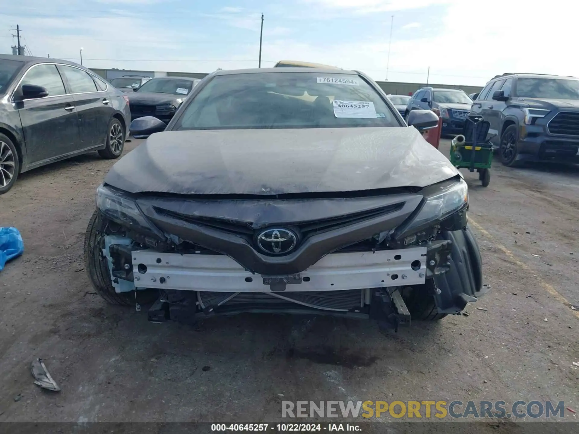 12 fotografías del automóvil dañado 4T1T11AK2RU897422 TOYOTA CAMRY 2024