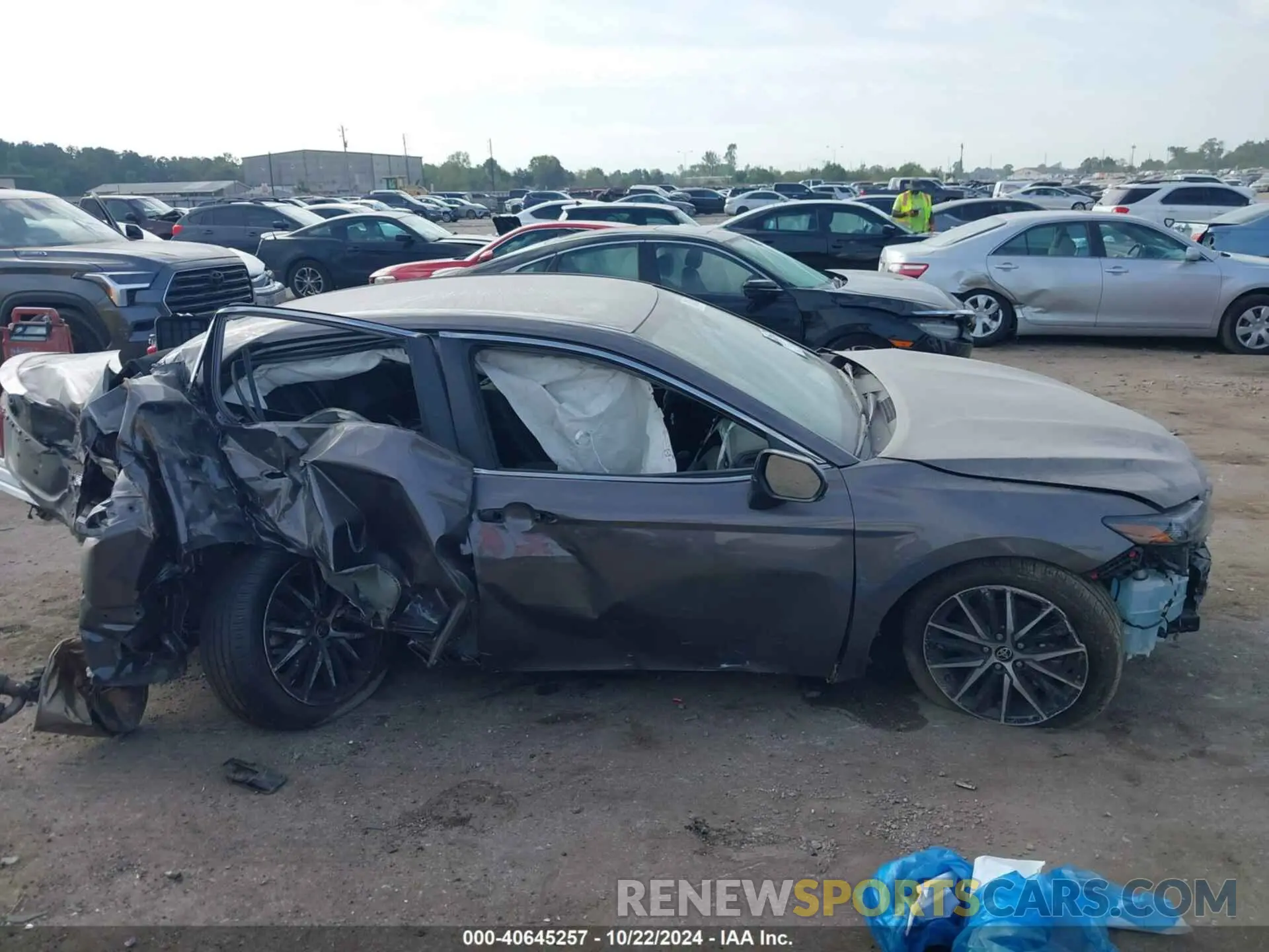 13 fotografías del automóvil dañado 4T1T11AK2RU897422 TOYOTA CAMRY 2024