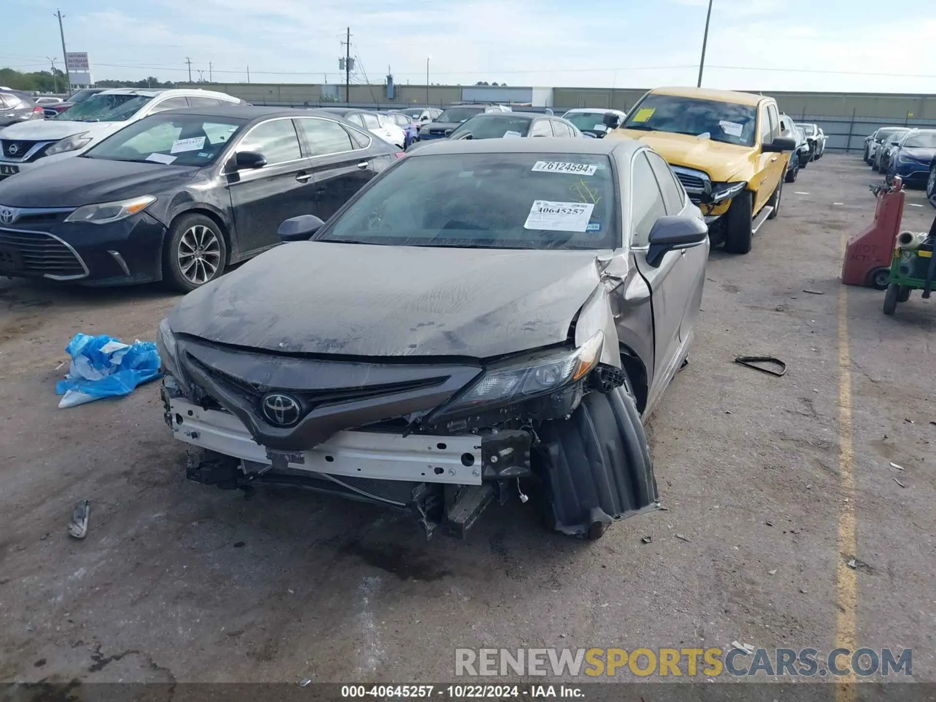 2 fotografías del automóvil dañado 4T1T11AK2RU897422 TOYOTA CAMRY 2024