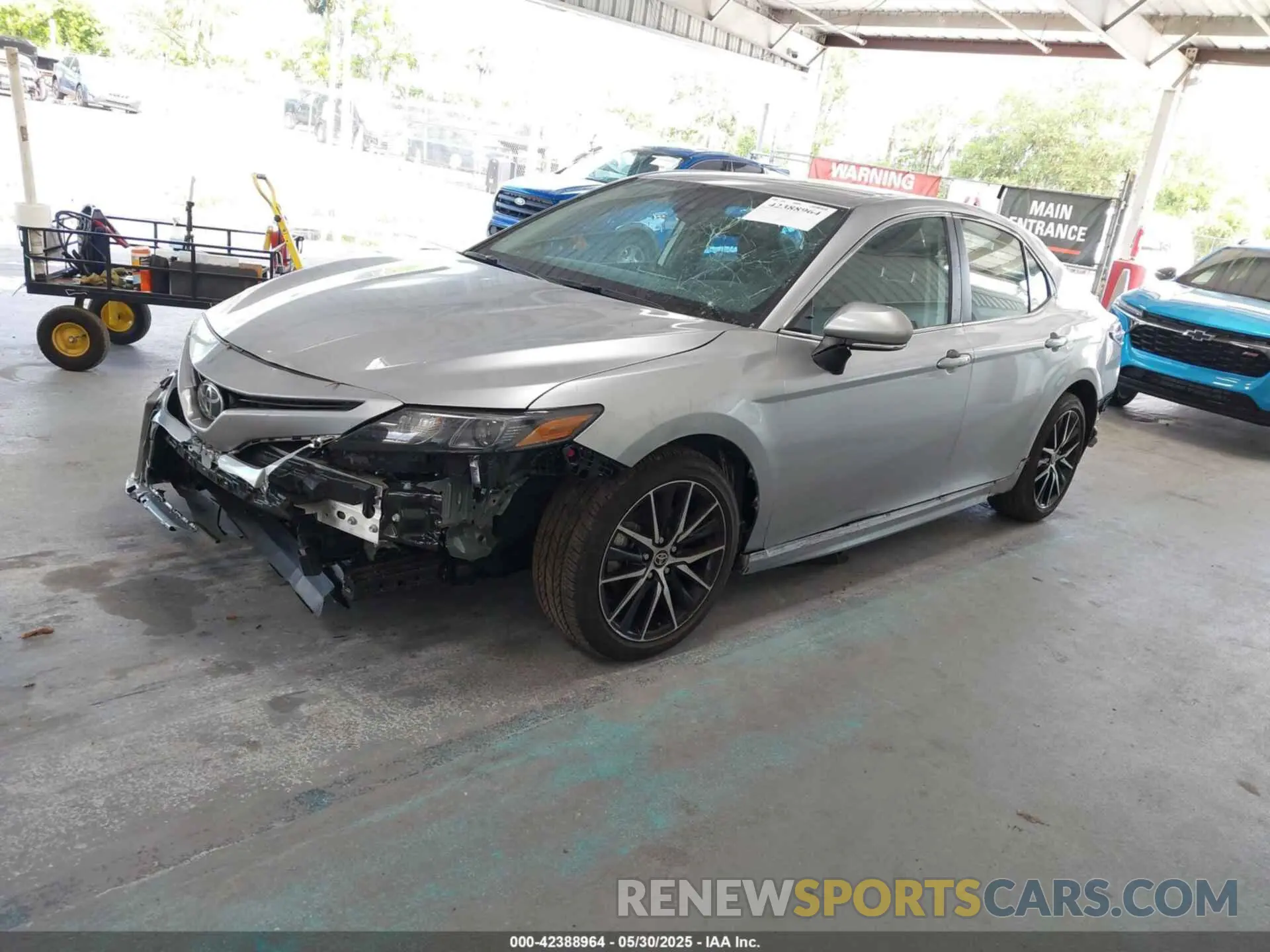 2 fotografías del automóvil dañado 4T1T11AK2RU918253 TOYOTA CAMRY 2024