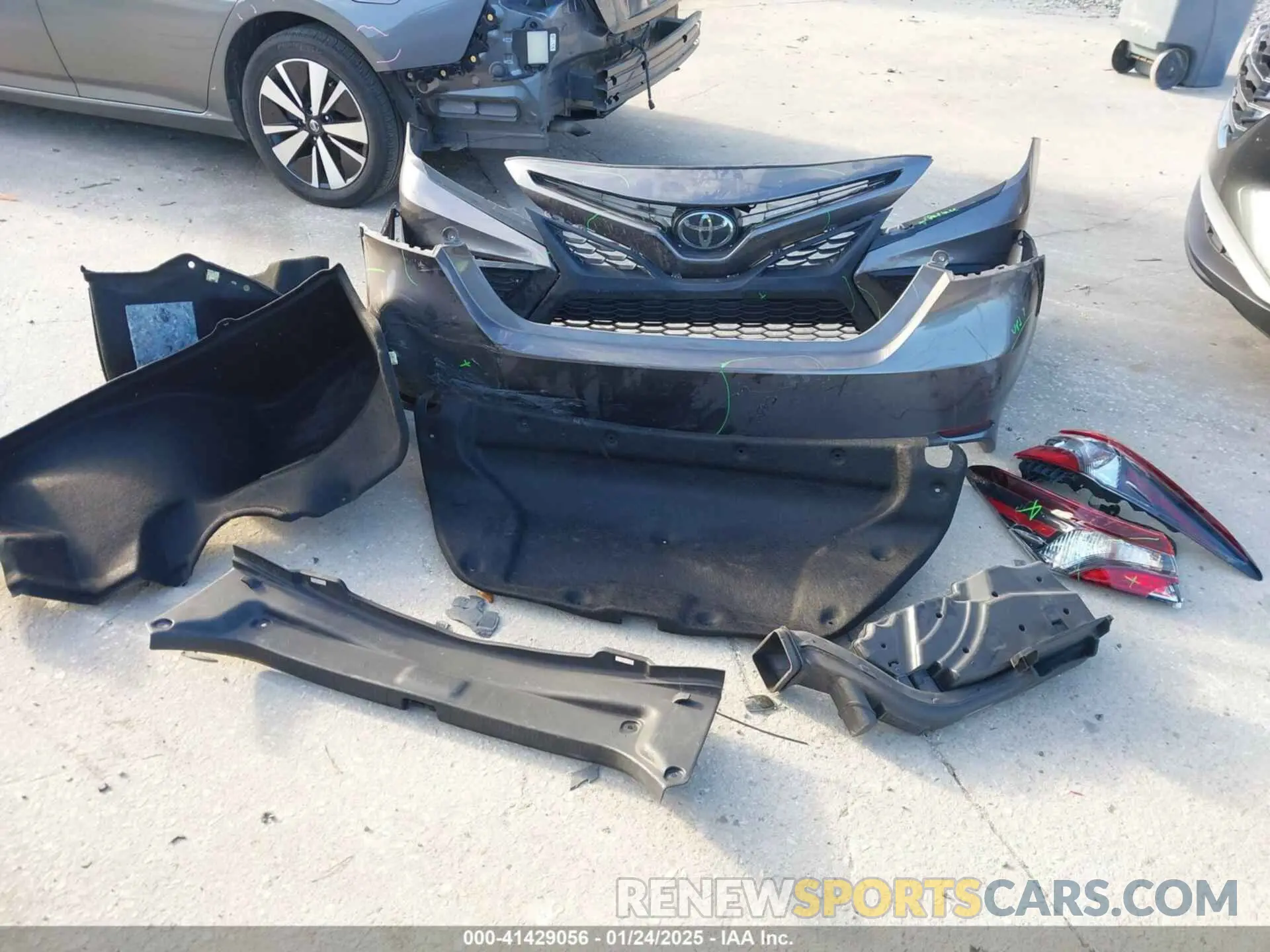 12 fotografías del automóvil dañado 4T1T11AK4RU849176 TOYOTA CAMRY 2024