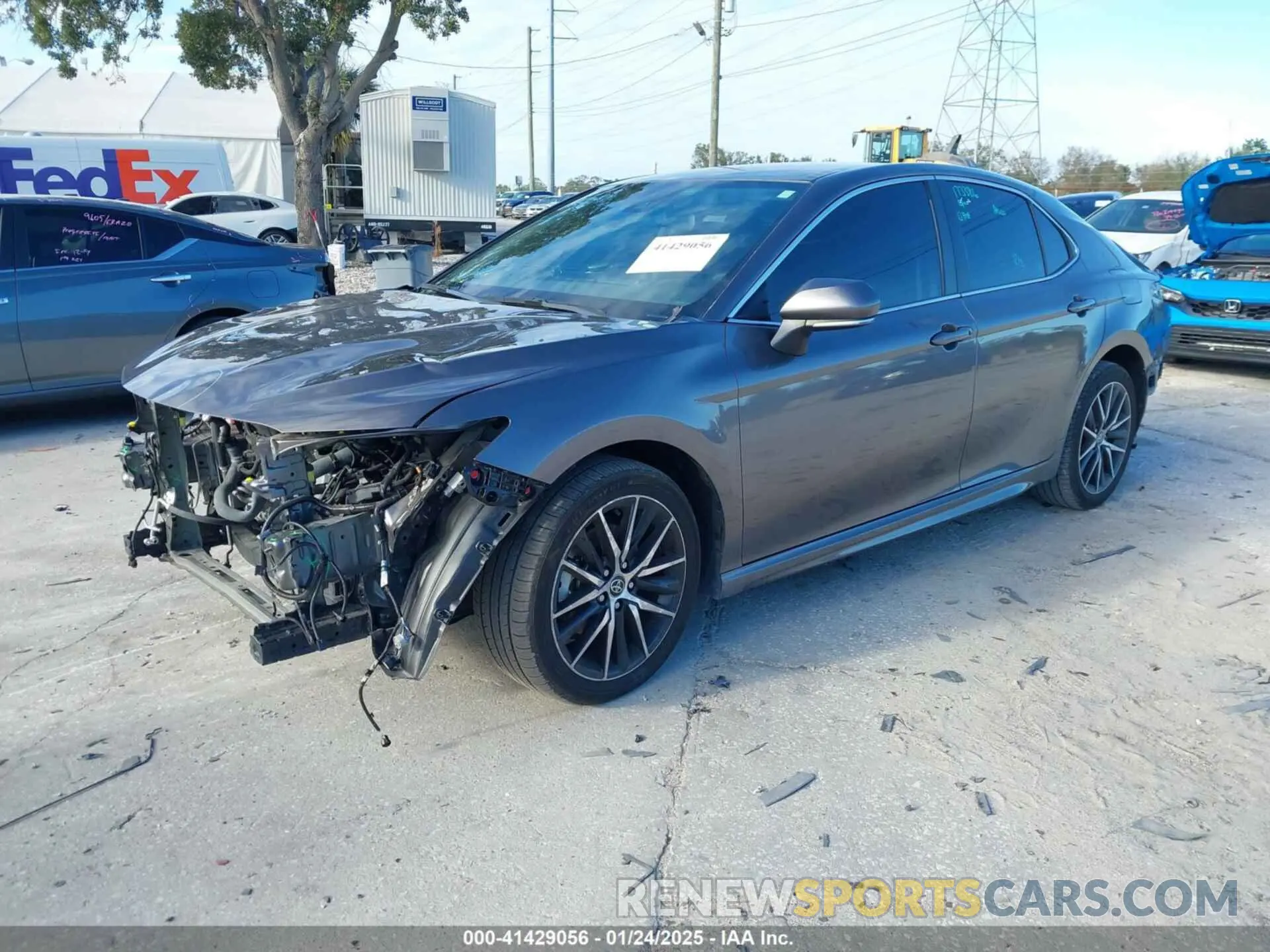 2 fotografías del automóvil dañado 4T1T11AK4RU849176 TOYOTA CAMRY 2024
