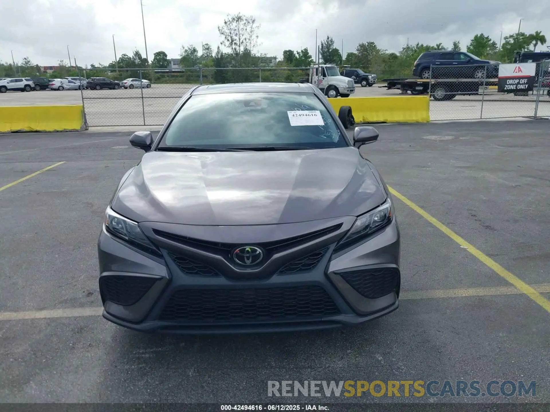 12 fotografías del automóvil dañado 4T1T11AK4RU871436 TOYOTA CAMRY 2024