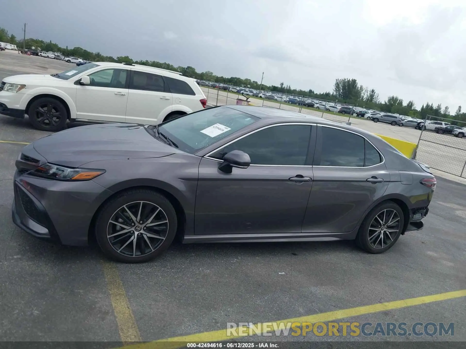 14 fotografías del automóvil dañado 4T1T11AK4RU871436 TOYOTA CAMRY 2024