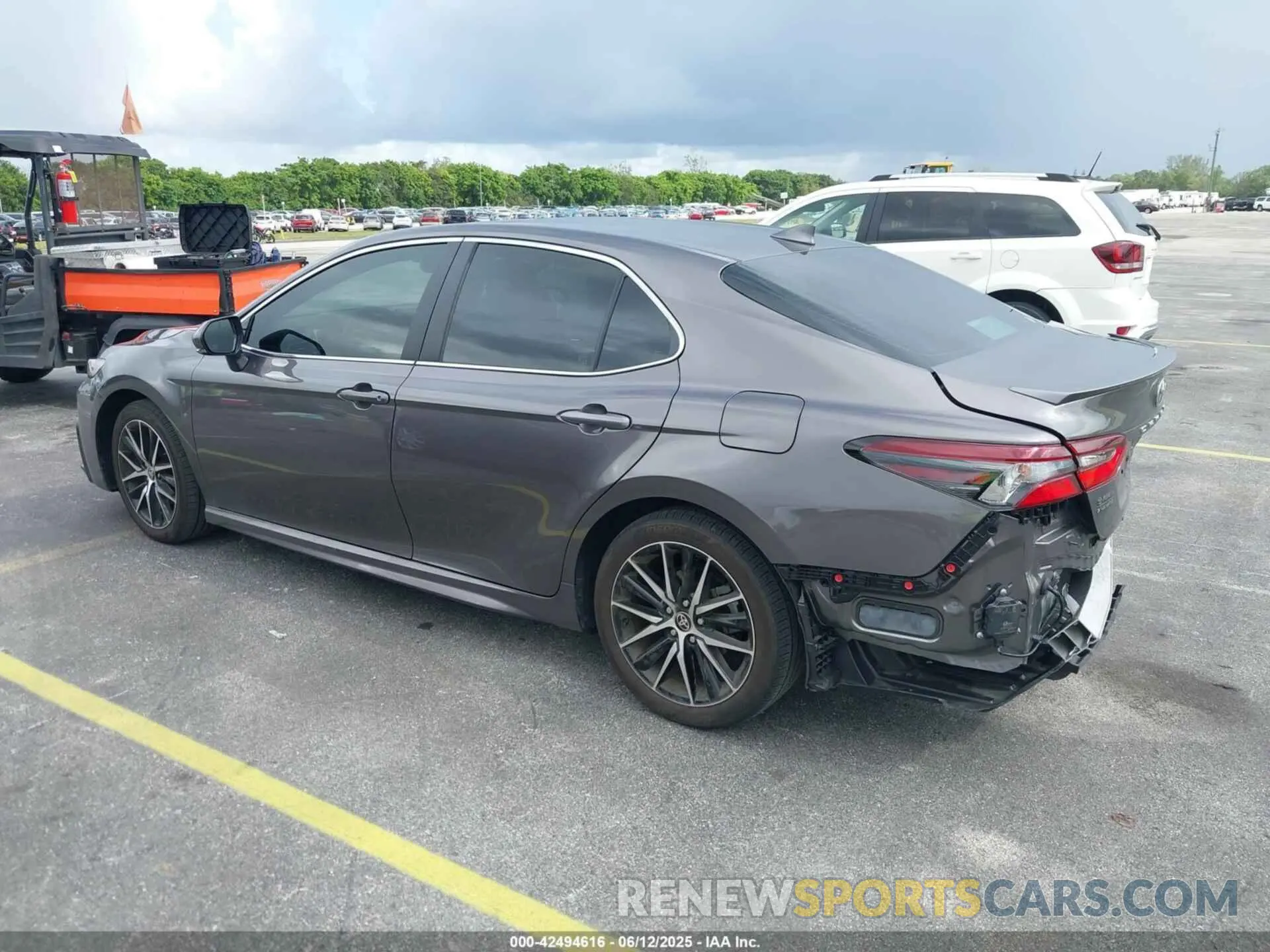 3 fotografías del automóvil dañado 4T1T11AK4RU871436 TOYOTA CAMRY 2024