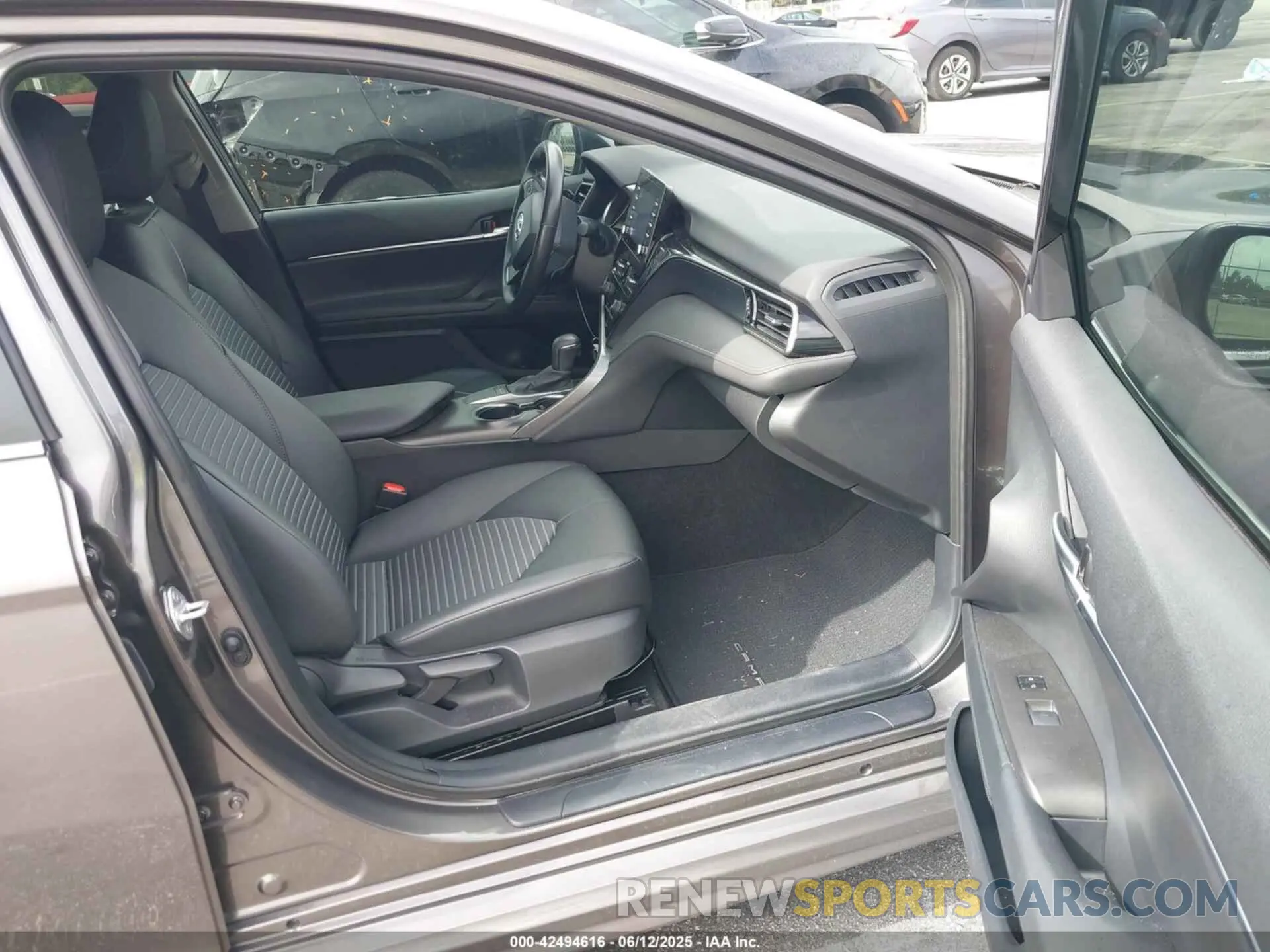 5 fotografías del automóvil dañado 4T1T11AK4RU871436 TOYOTA CAMRY 2024