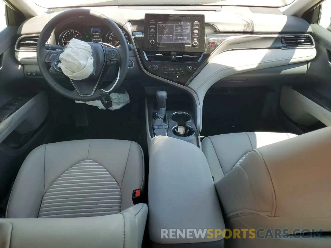 8 fotografías del automóvil dañado 4T1T11AK4RU893470 TOYOTA CAMRY 2024