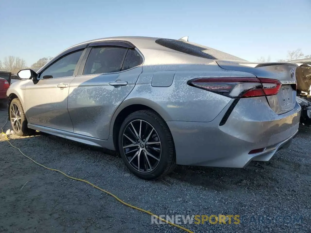 2 fotografías del automóvil dañado 4T1T11AK5RU840762 TOYOTA CAMRY 2024