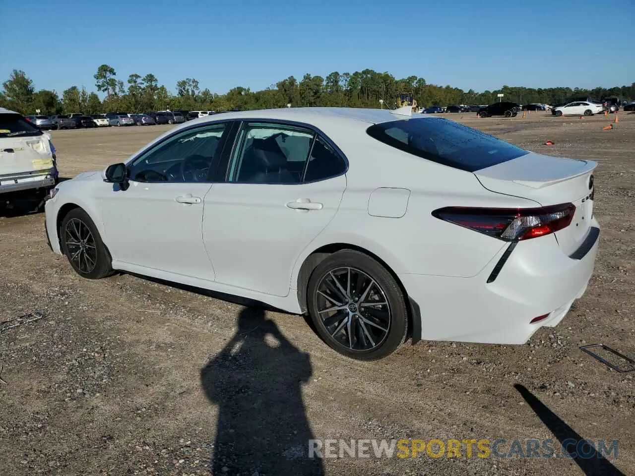 2 fotografías del automóvil dañado 4T1T11AK6RU213911 TOYOTA CAMRY 2024