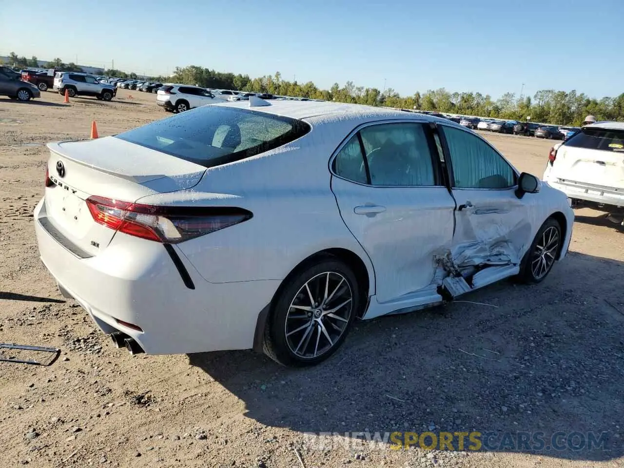 3 fotografías del automóvil dañado 4T1T11AK6RU213911 TOYOTA CAMRY 2024