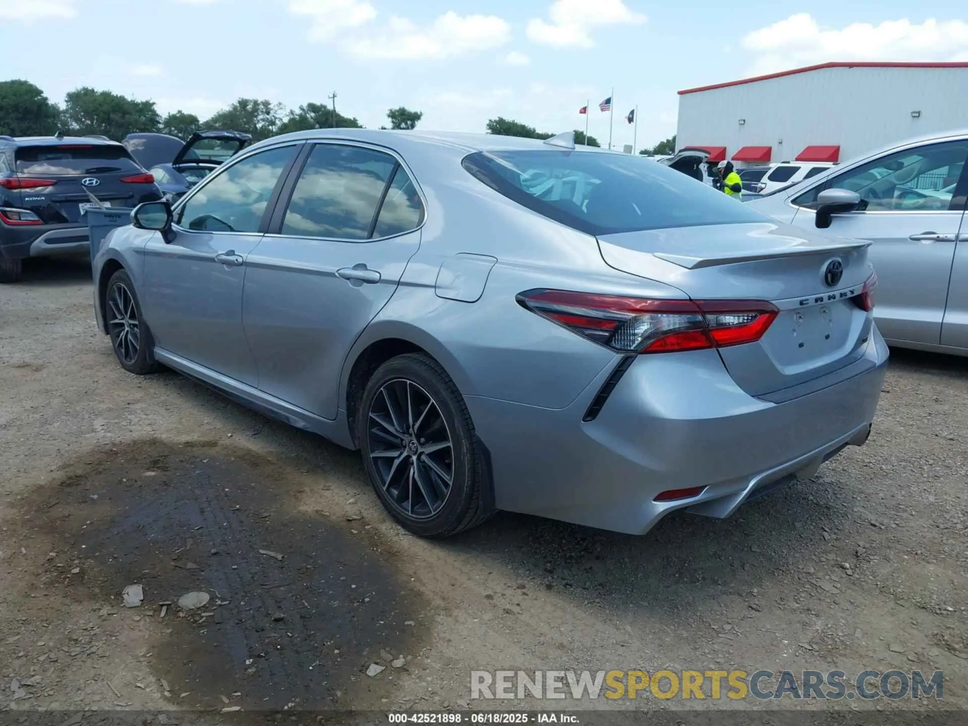 3 fotografías del automóvil dañado 4T1T11AK7RU851584 TOYOTA CAMRY 2024