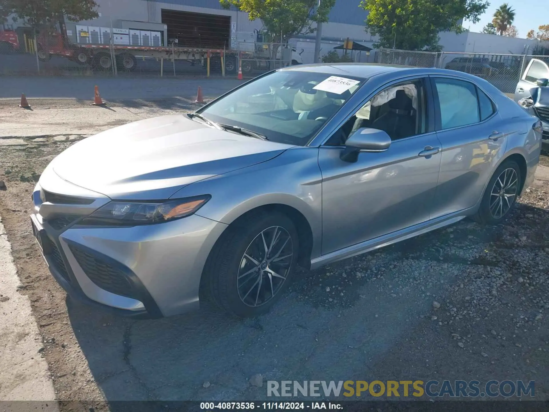 2 fotografías del automóvil dañado 4T1T11AK7RU864691 TOYOTA CAMRY 2024
