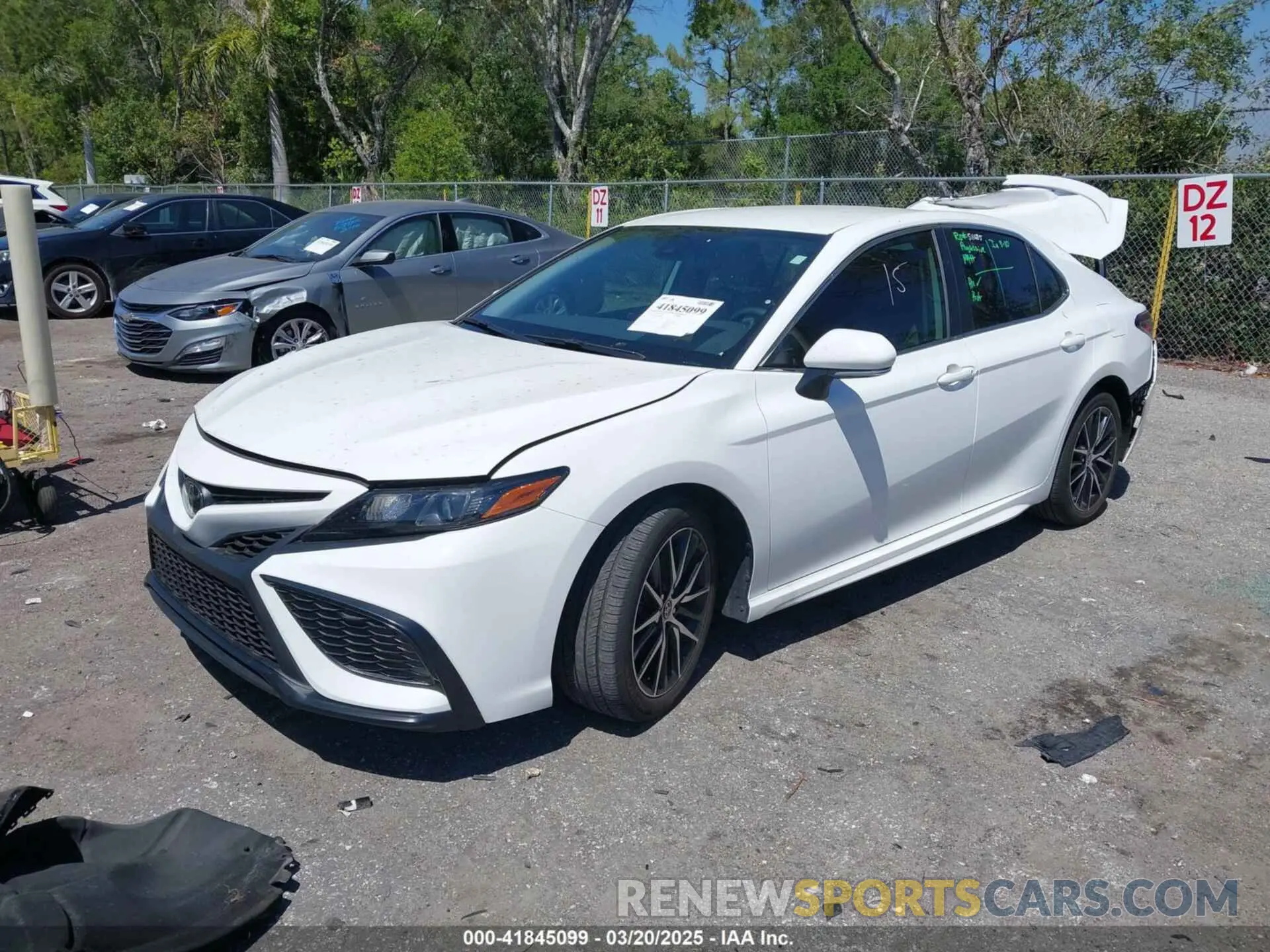 2 fotografías del automóvil dañado 4T1T11AK7RU865680 TOYOTA CAMRY 2024