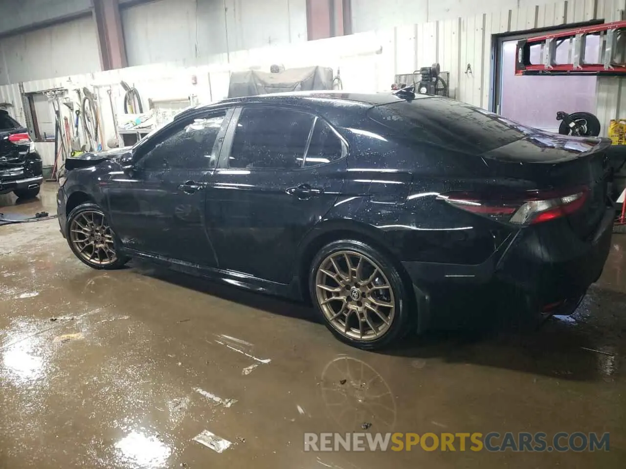 2 fotografías del automóvil dañado 4T1T11BK0RU121191 TOYOTA CAMRY 2024
