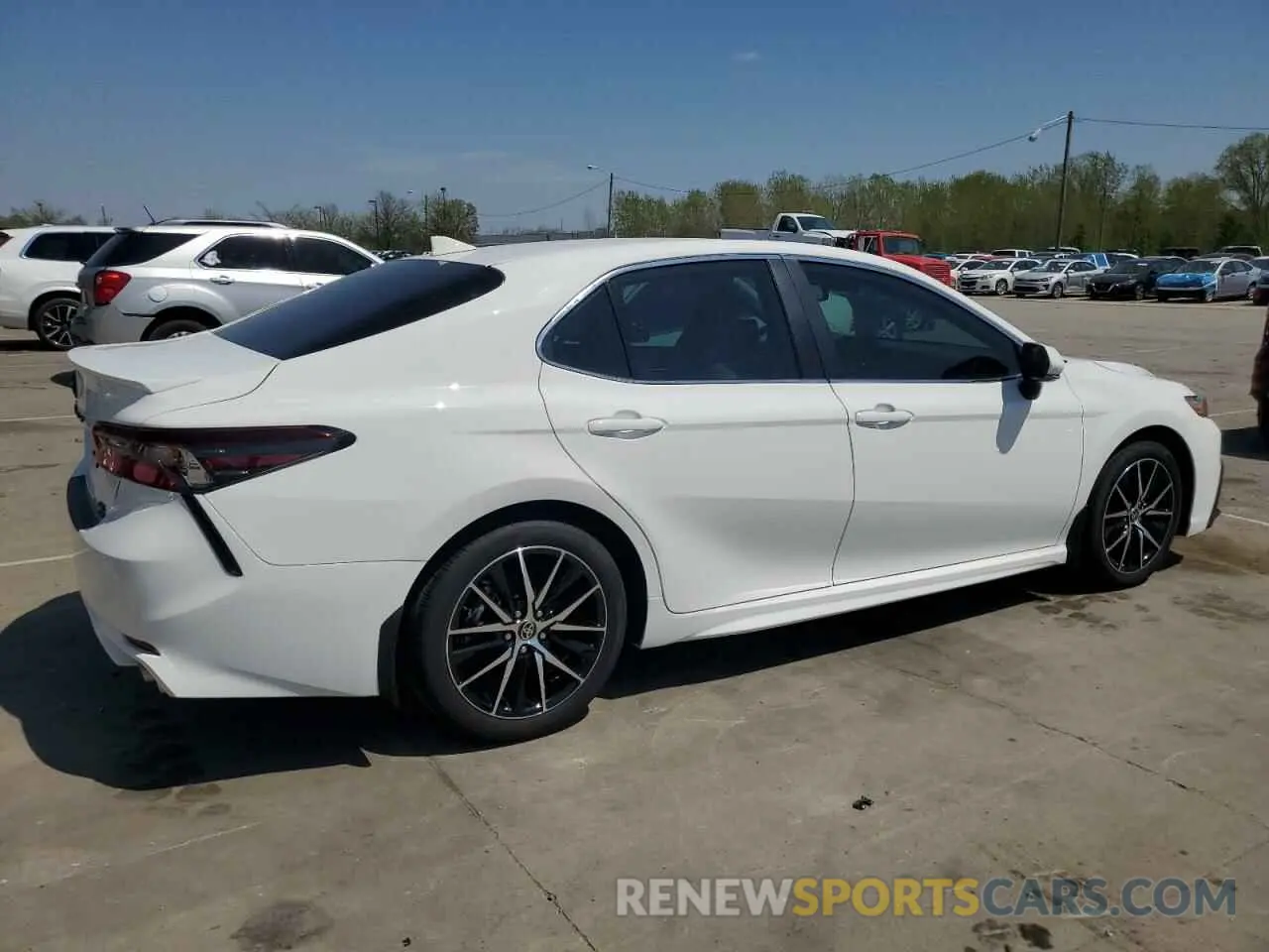 3 fotografías del automóvil dañado 4T1T11BK3RU129947 TOYOTA CAMRY 2024