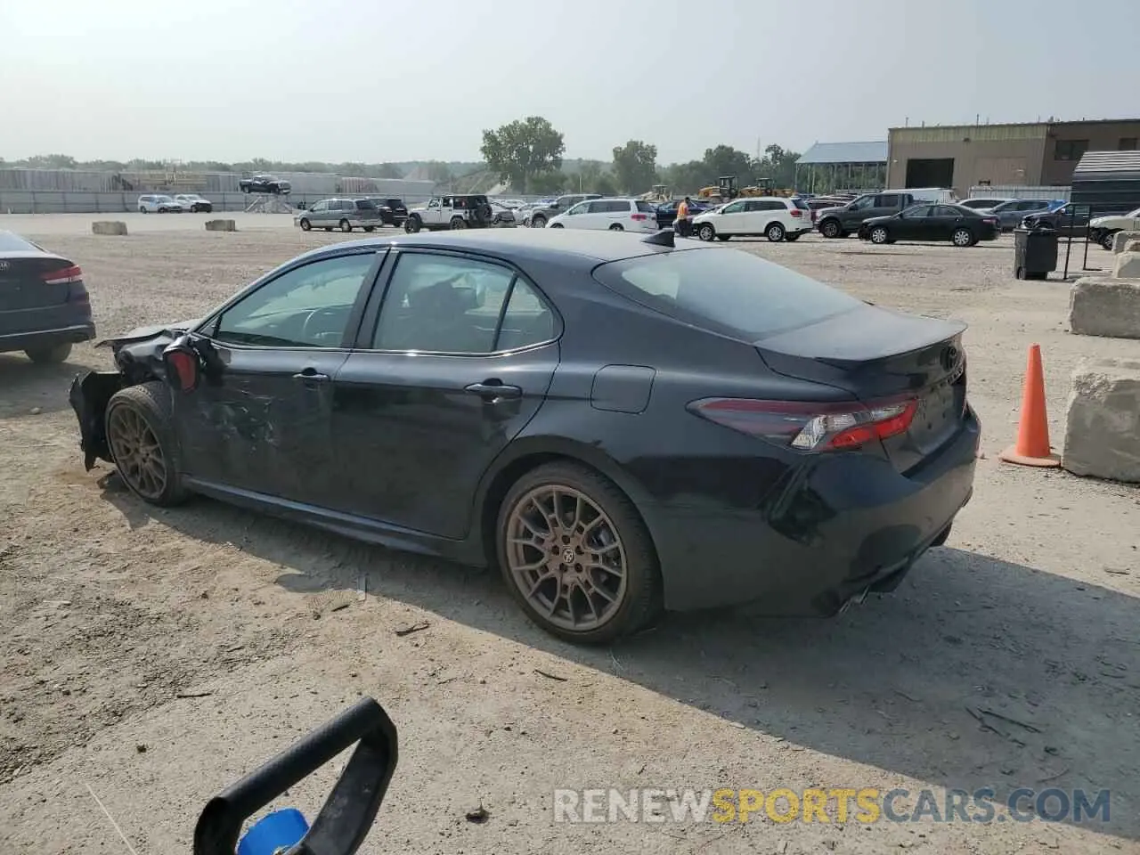 2 fotografías del automóvil dañado 4T1T31AK8RU069045 TOYOTA CAMRY 2024