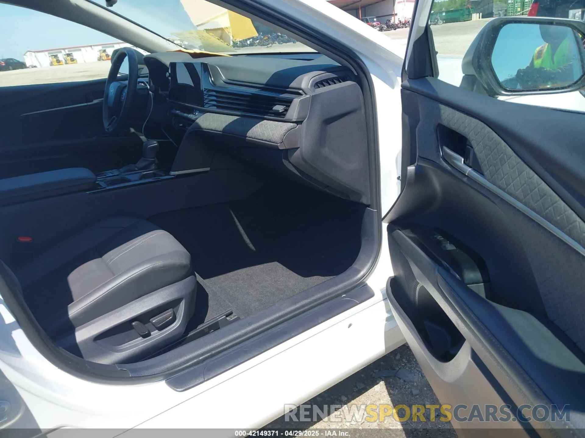 5 fotografías del automóvil dañado 4T1DAACK0SU526749 TOYOTA CAMRY 2025