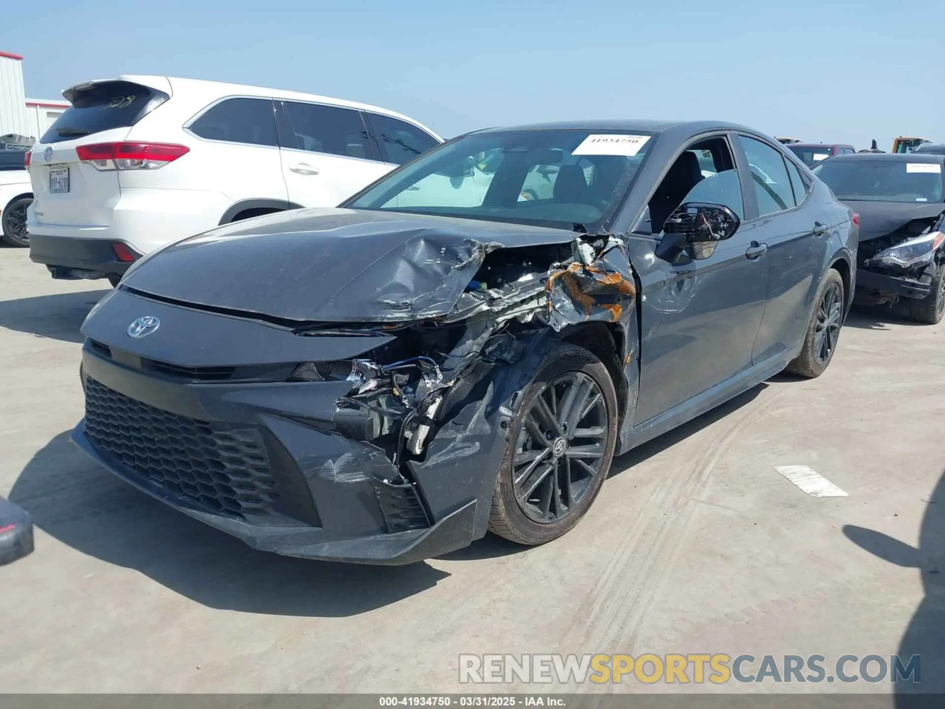 2 fotografías del automóvil dañado 4T1DAACK1SU009136 TOYOTA CAMRY 2025