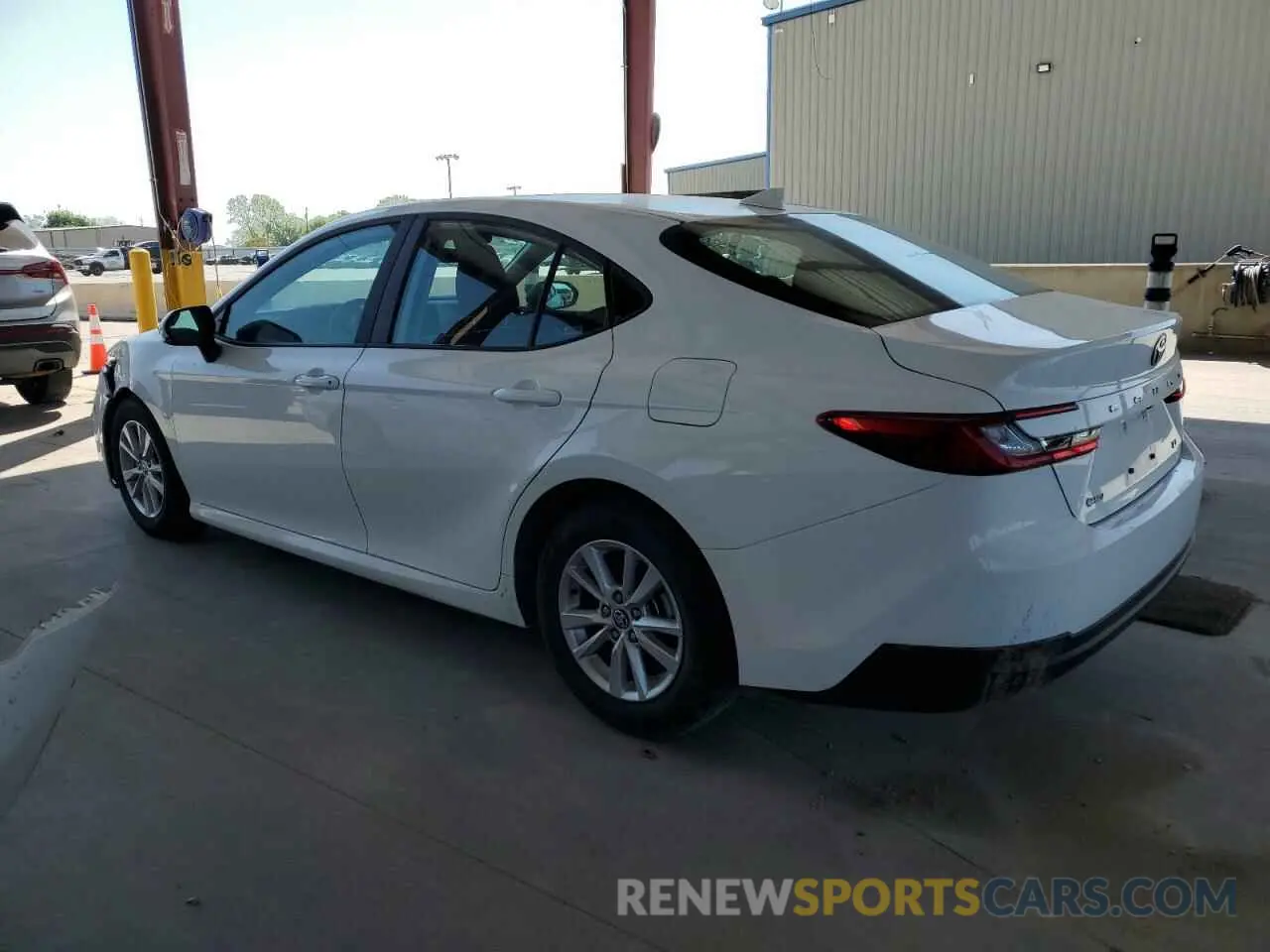 2 fotografías del automóvil dañado 4T1DAACK1SU032710 TOYOTA CAMRY 2025