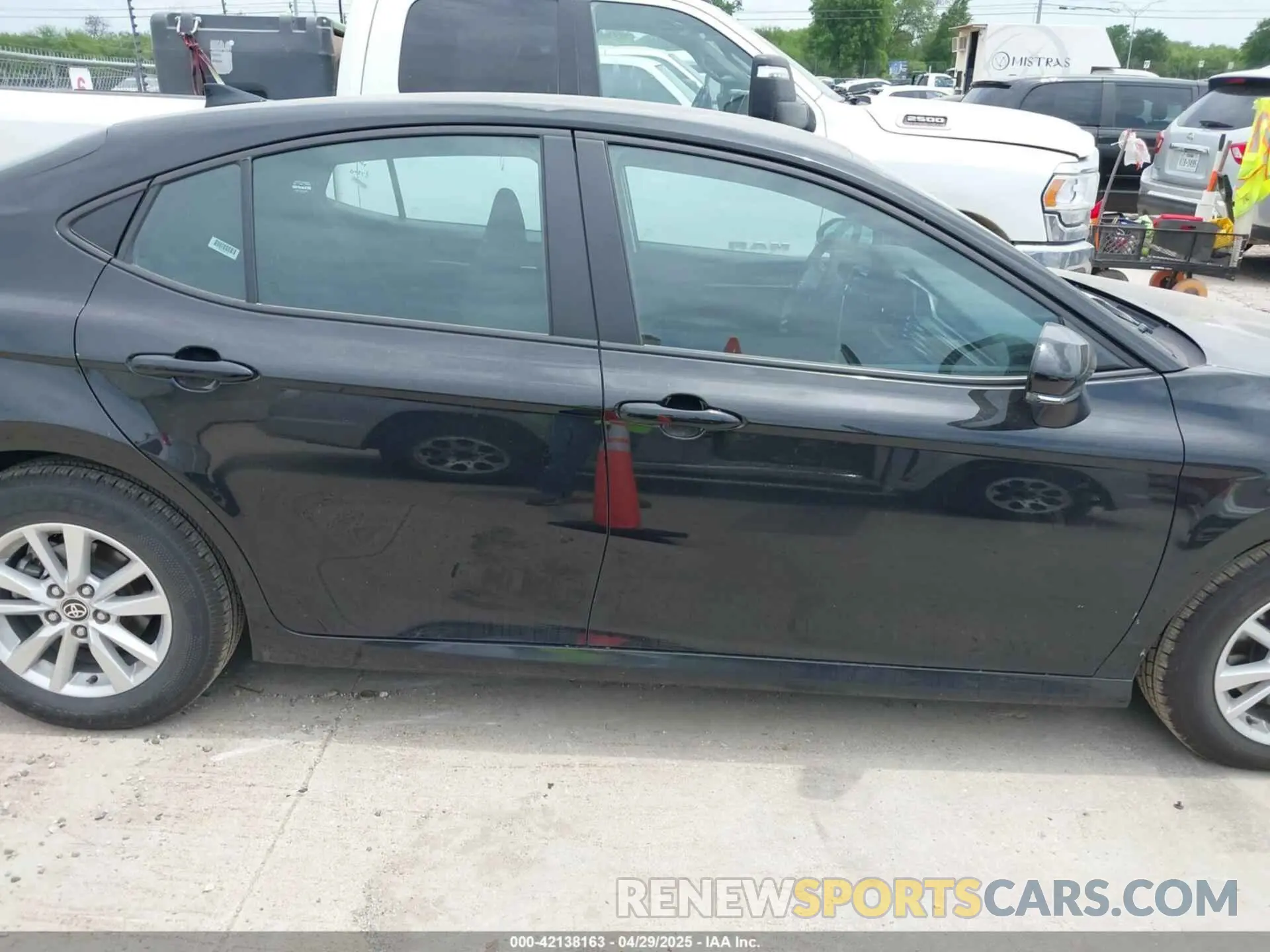 13 fotografías del automóvil dañado 4T1DAACK2SU032666 TOYOTA CAMRY 2025