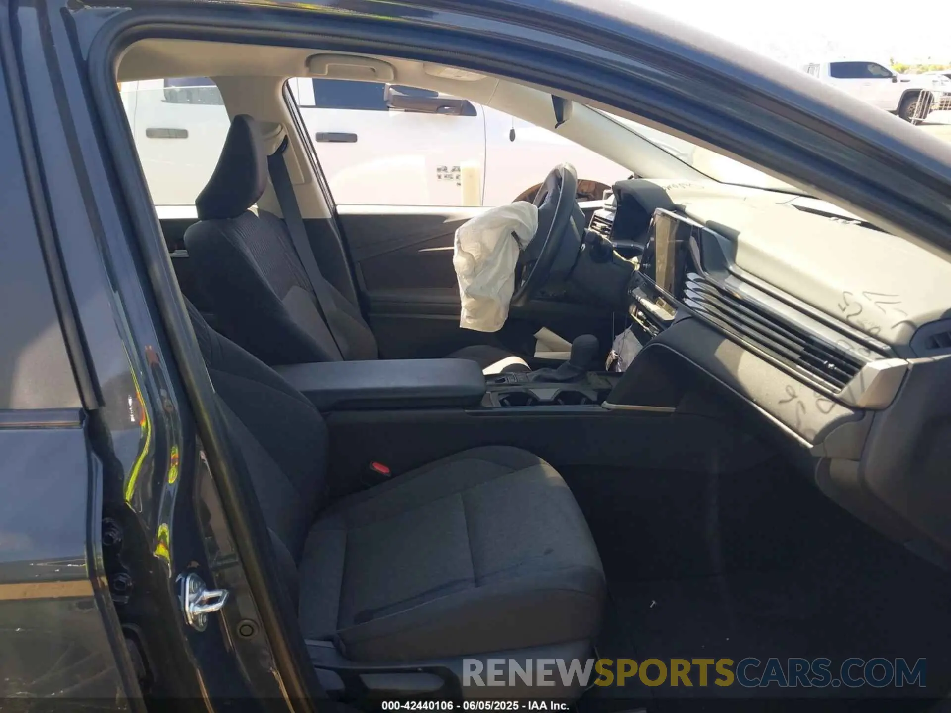 5 fotografías del automóvil dañado 4T1DAACK3SU579056 TOYOTA CAMRY 2025