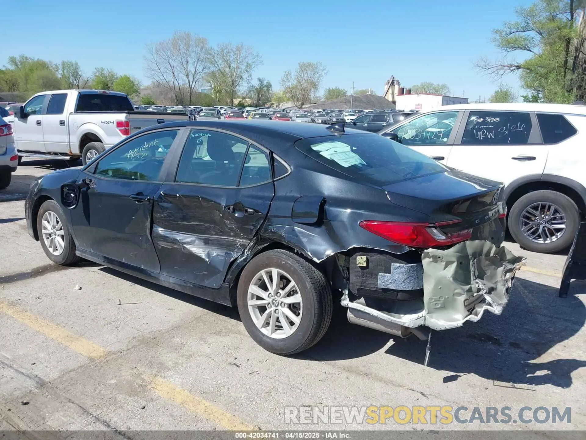 3 fotografías del automóvil dañado 4T1DAACK4SU513633 TOYOTA CAMRY 2025