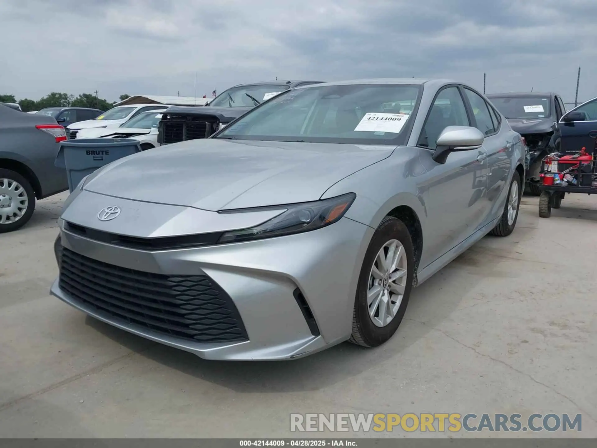 2 fotografías del automóvil dañado 4T1DAACK5SU000942 TOYOTA CAMRY 2025