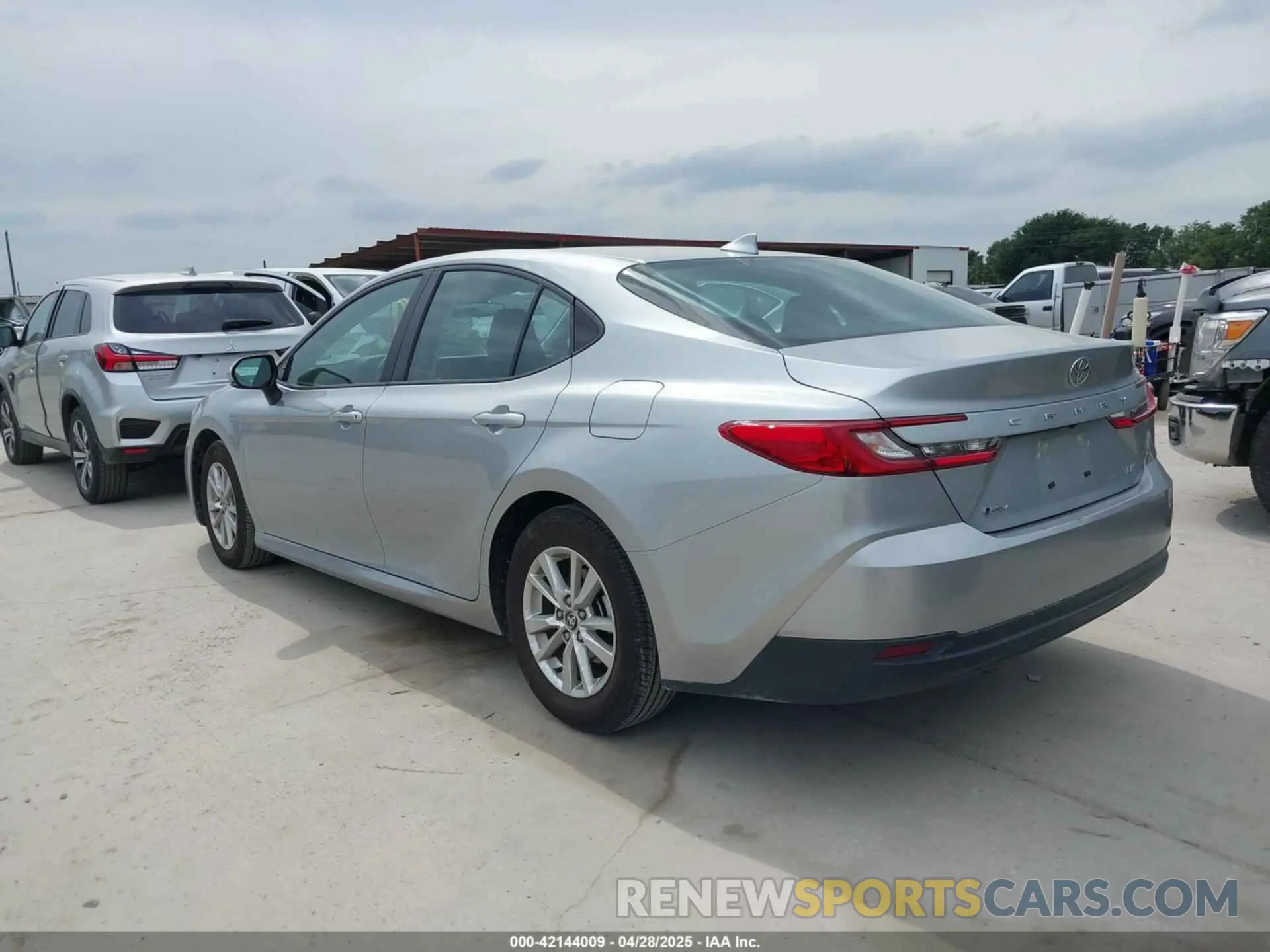 3 fotografías del automóvil dañado 4T1DAACK5SU000942 TOYOTA CAMRY 2025