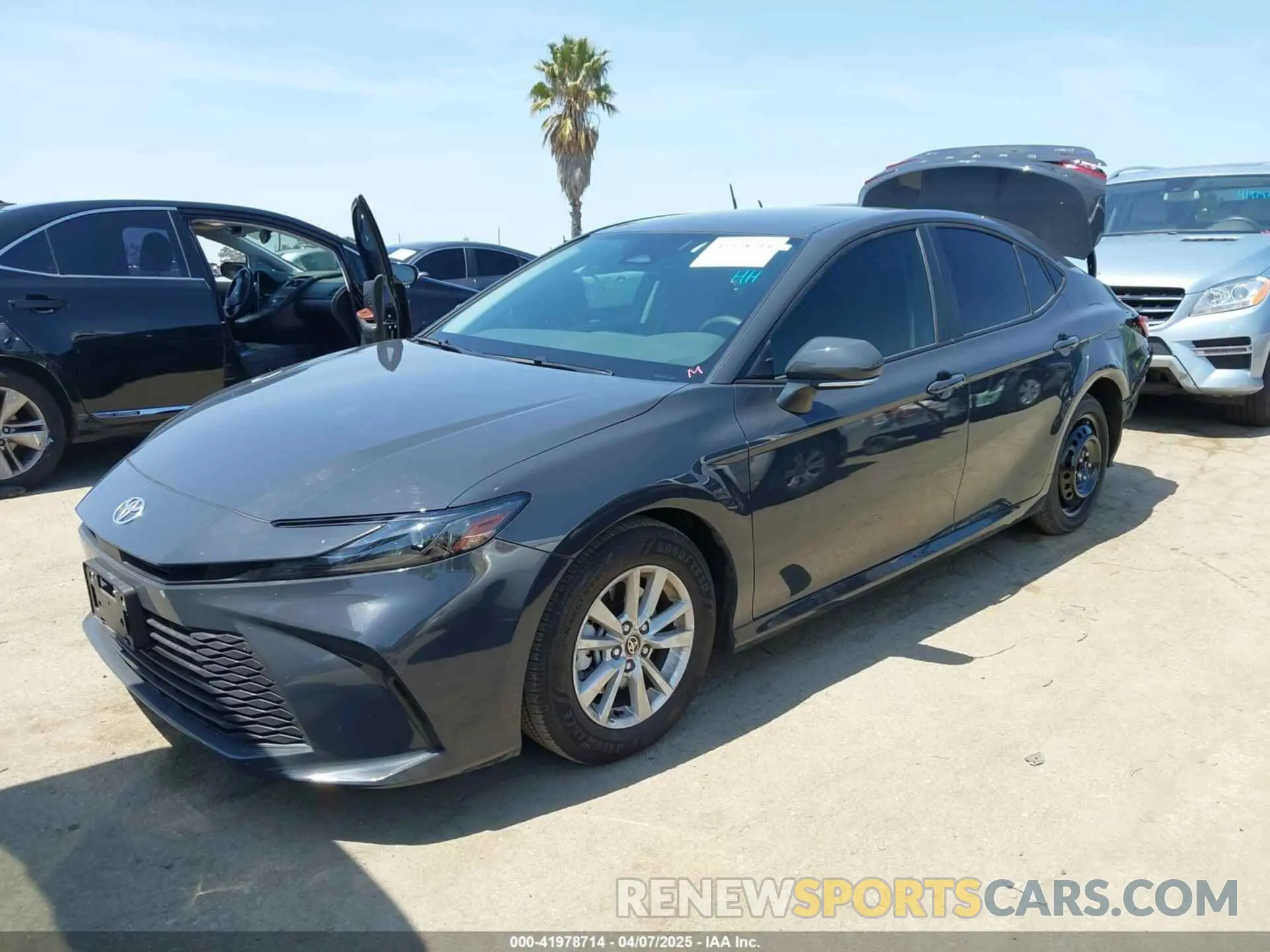 2 fotografías del automóvil dañado 4T1DAACK5SU008796 TOYOTA CAMRY 2025
