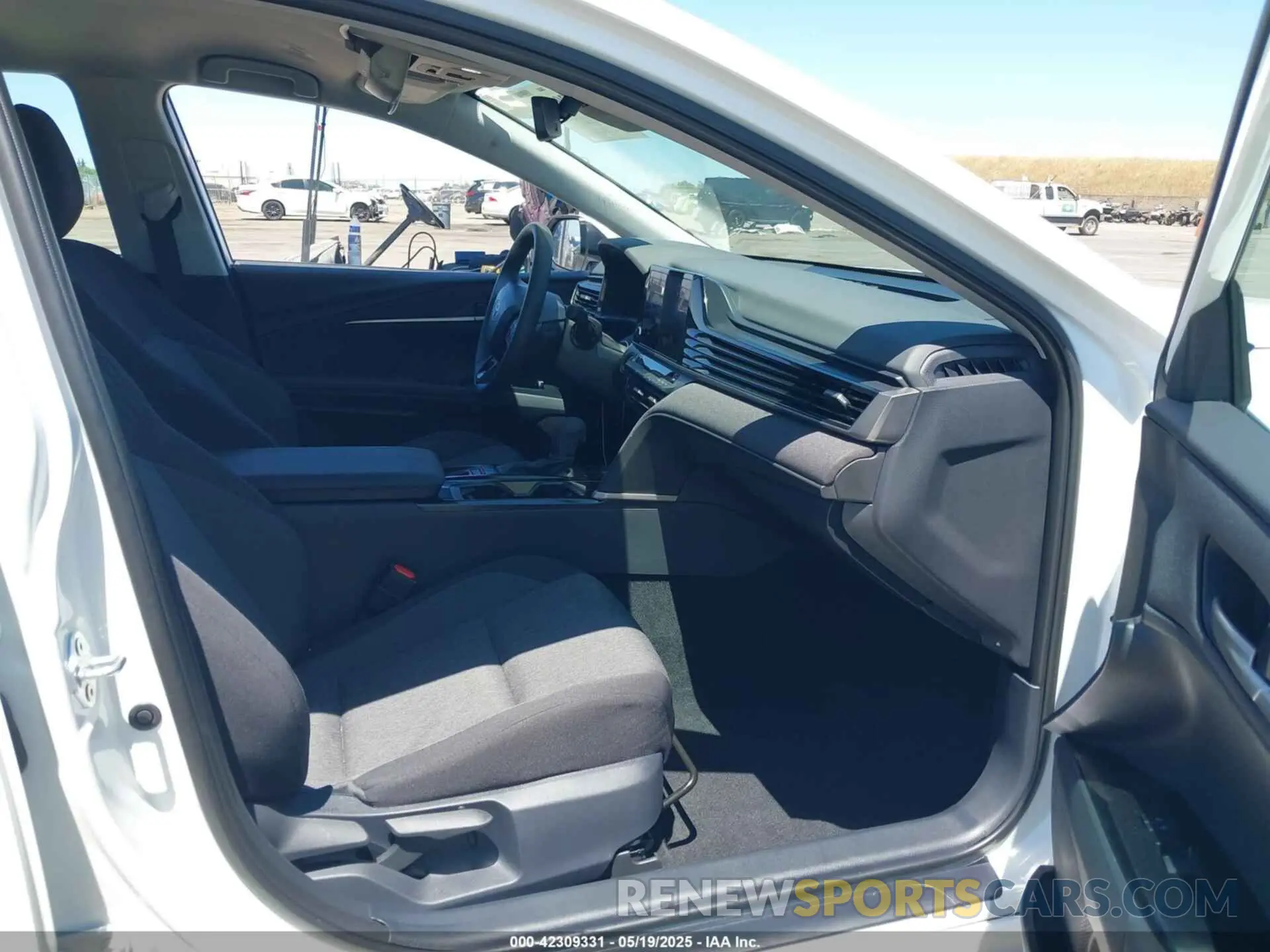 5 fotografías del automóvil dañado 4T1DAACK5SU038879 TOYOTA CAMRY 2025