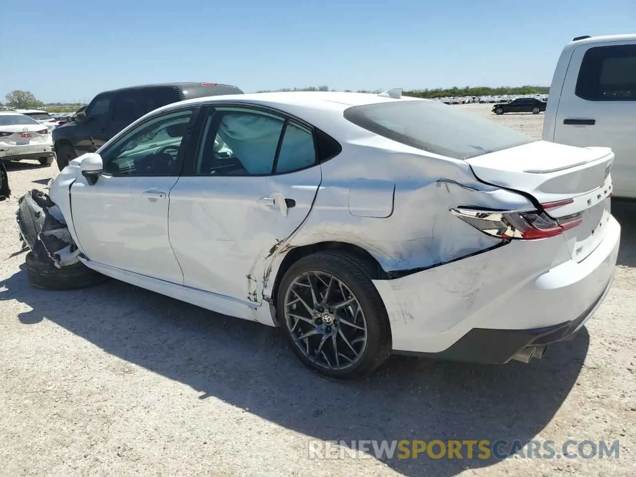 2 fotografías del automóvil dañado 4T1DAACK5SU046495 TOYOTA CAMRY 2025