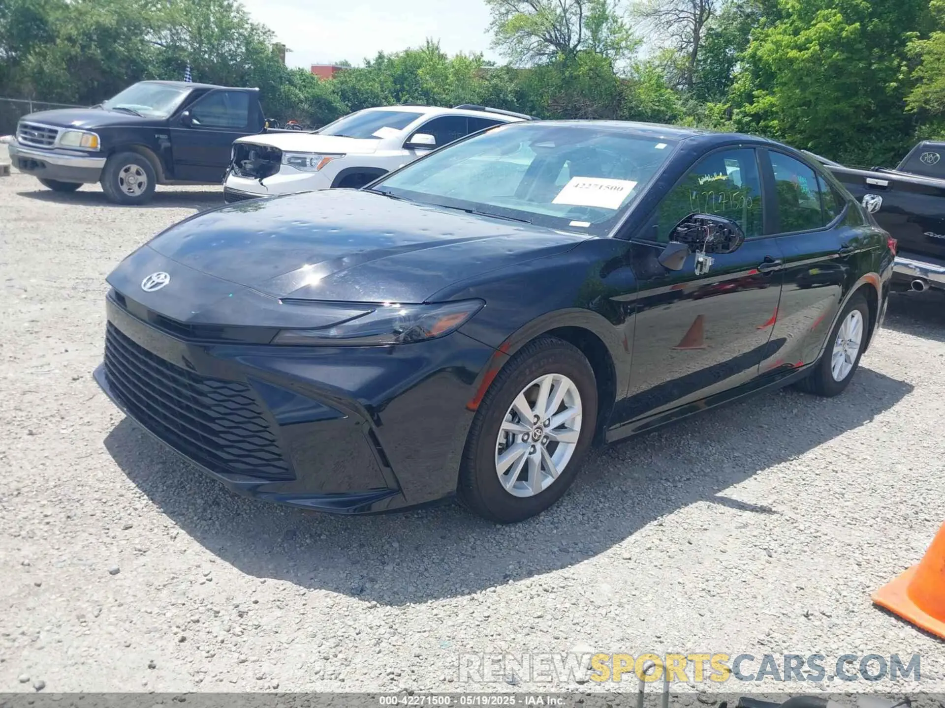 2 fotografías del automóvil dañado 4T1DAACK5SU047551 TOYOTA CAMRY 2025