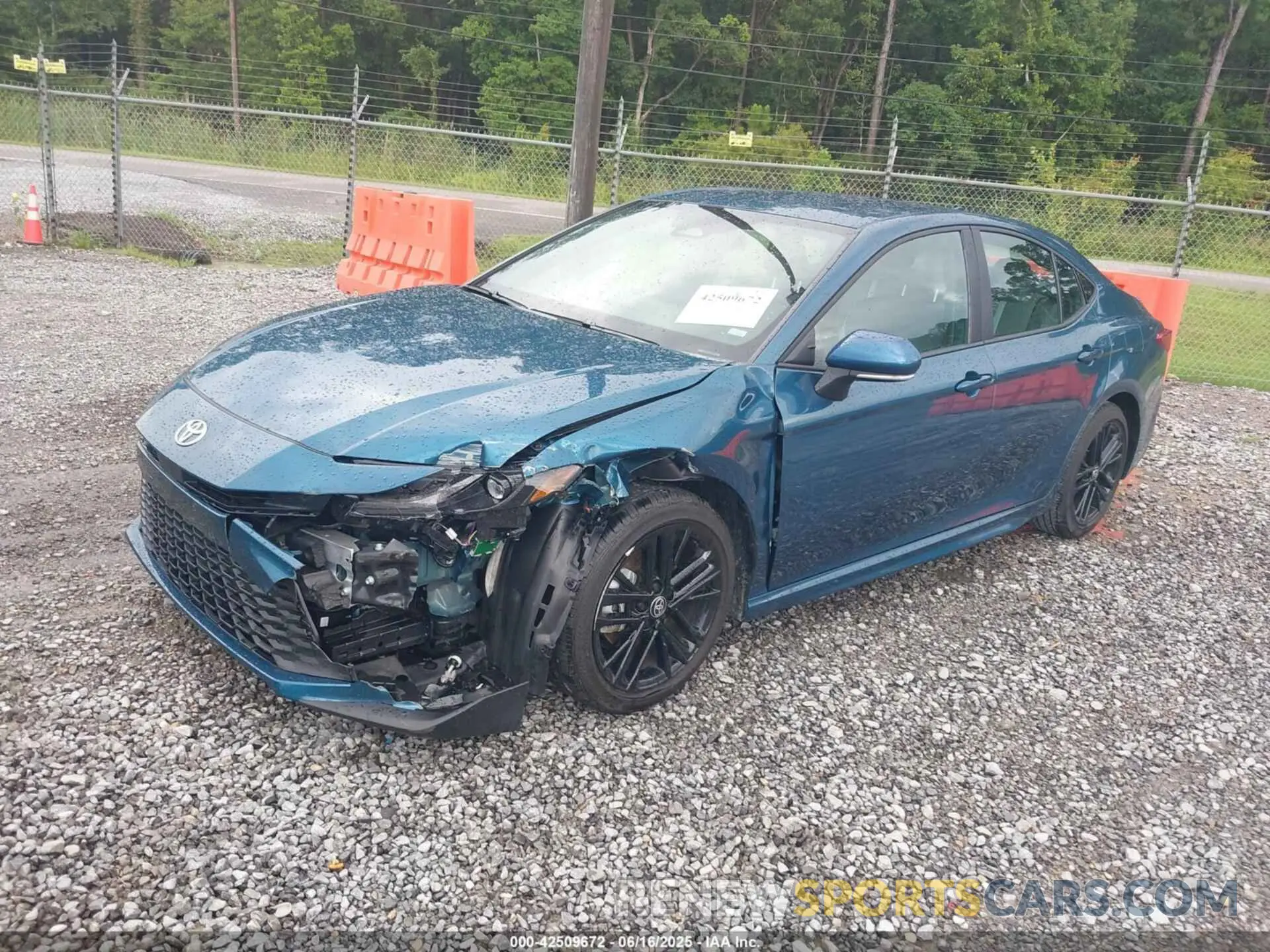 2 fotografías del automóvil dañado 4T1DAACK5SU060980 TOYOTA CAMRY 2025