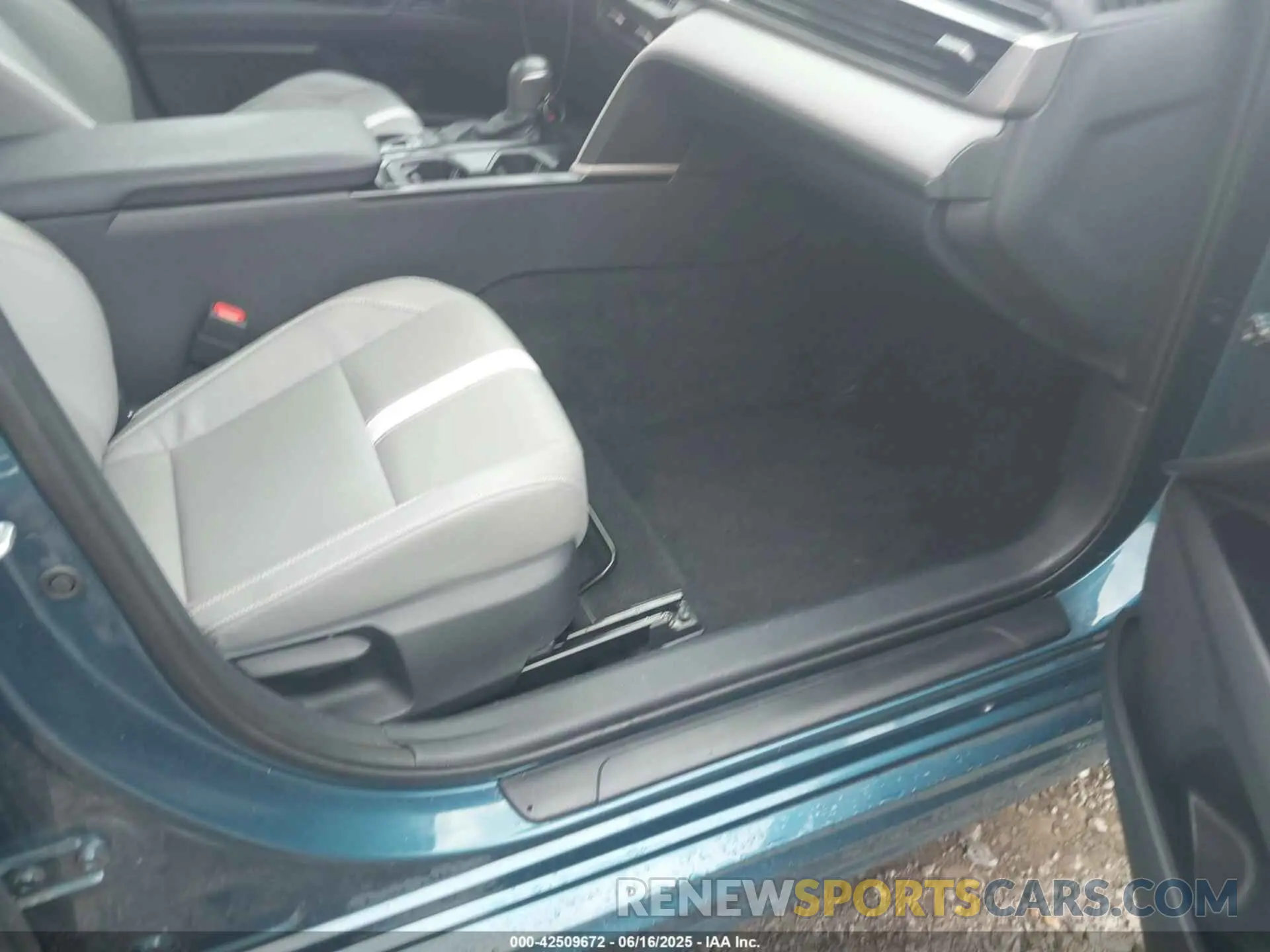 5 fotografías del automóvil dañado 4T1DAACK5SU060980 TOYOTA CAMRY 2025