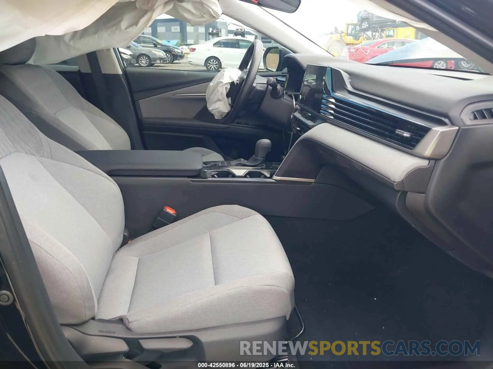 5 fotografías del automóvil dañado 4T1DAACK6SU103917 TOYOTA CAMRY 2025