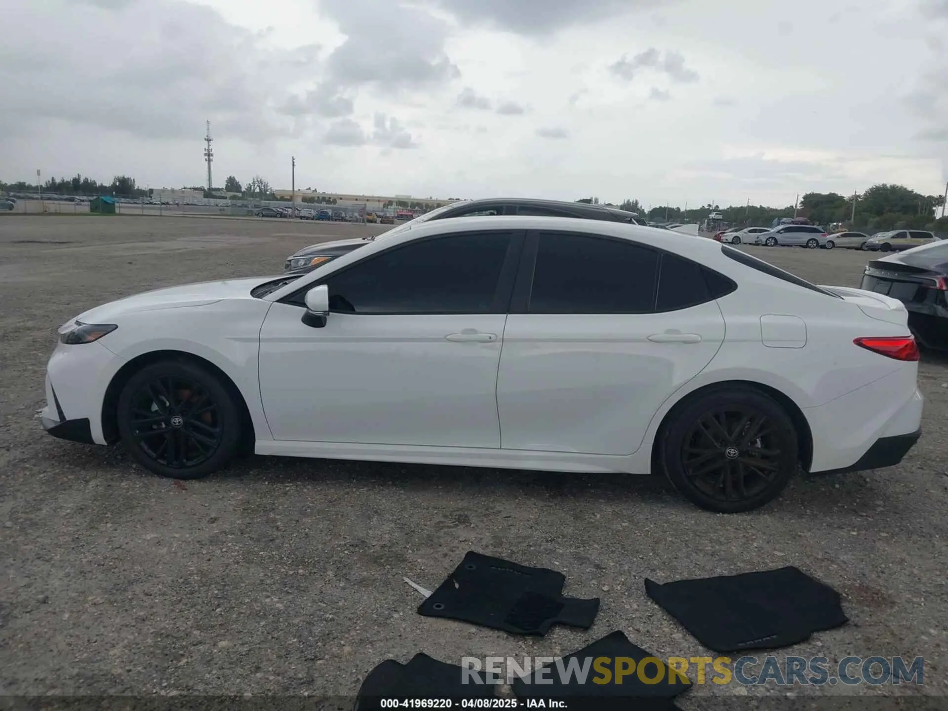 14 fotografías del automóvil dañado 4T1DAACK6SU531129 TOYOTA CAMRY 2025