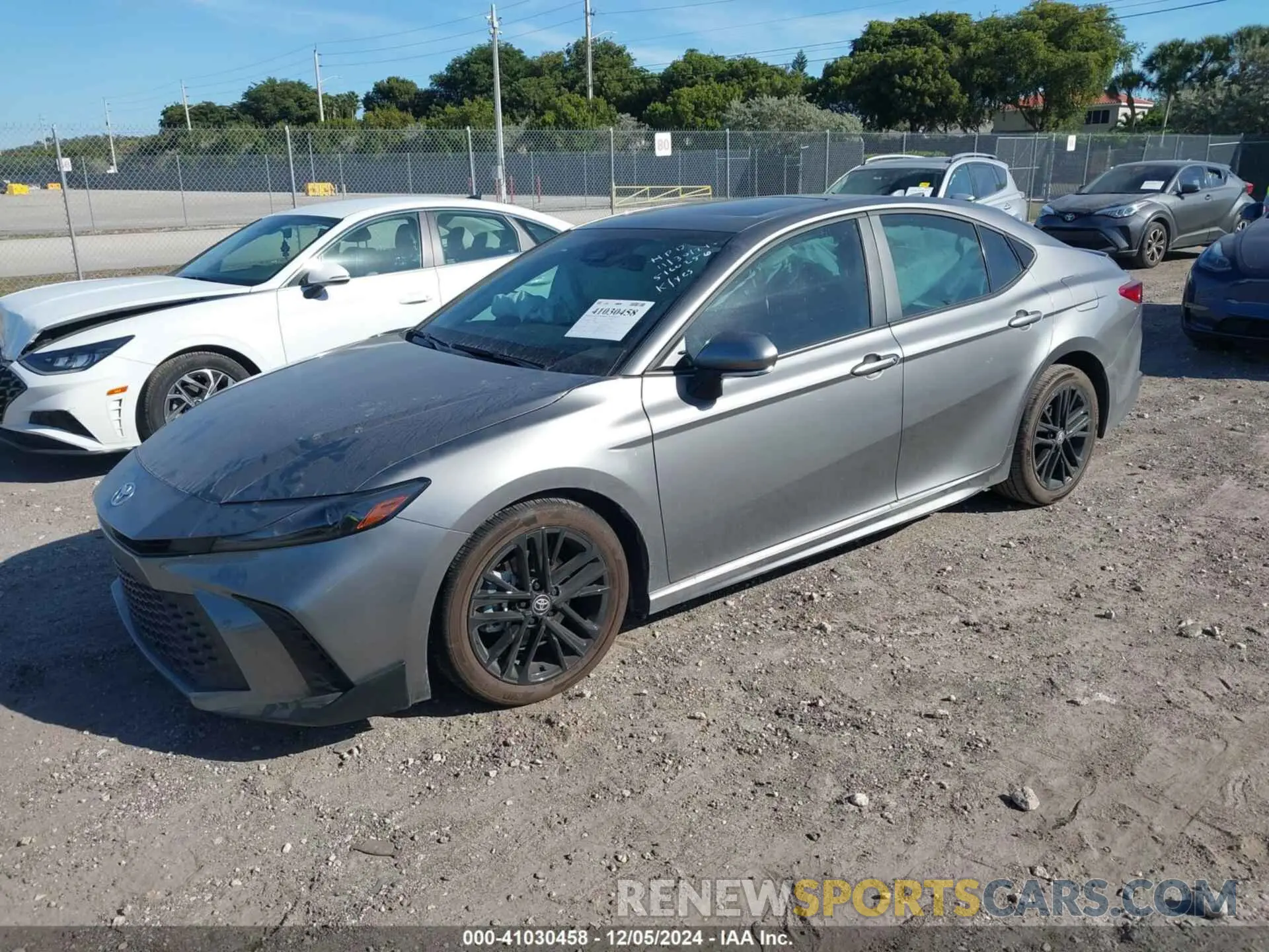2 fotografías del automóvil dañado 4T1DAACK7SU516025 TOYOTA CAMRY 2025