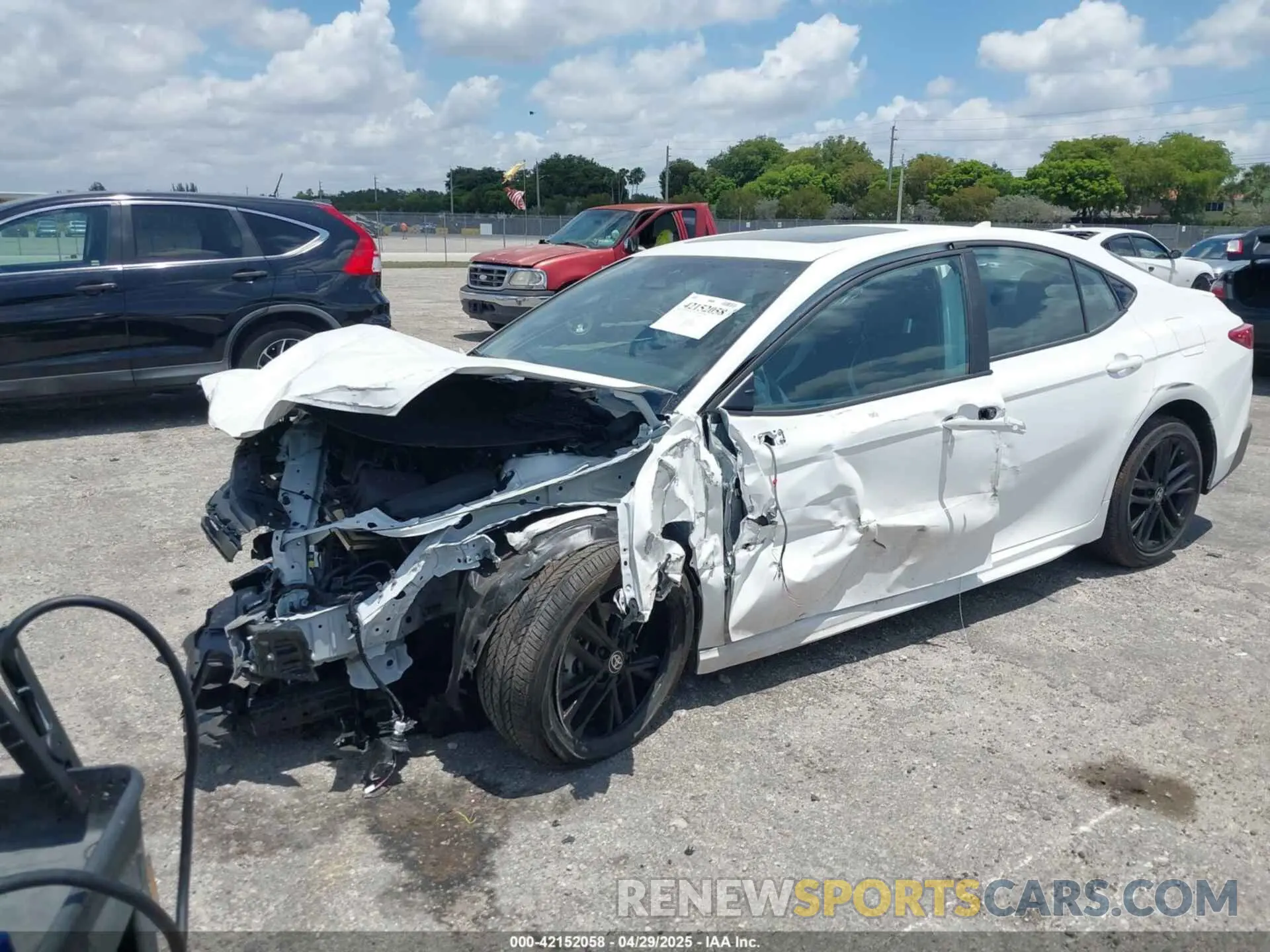2 fotografías del automóvil dañado 4T1DAACK8SU008033 TOYOTA CAMRY 2025