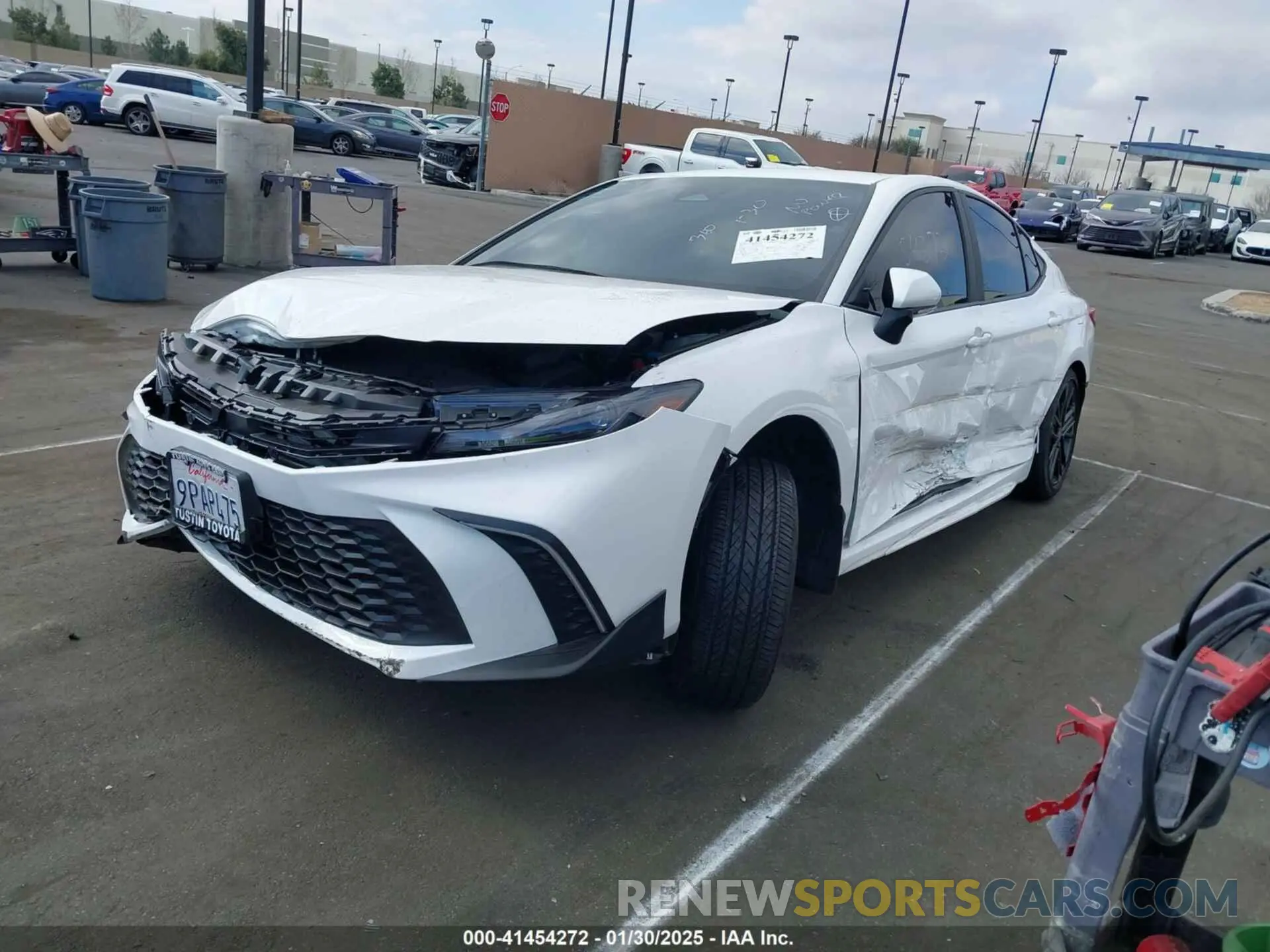 2 fotografías del automóvil dañado 4T1DAACK8SU042036 TOYOTA CAMRY 2025