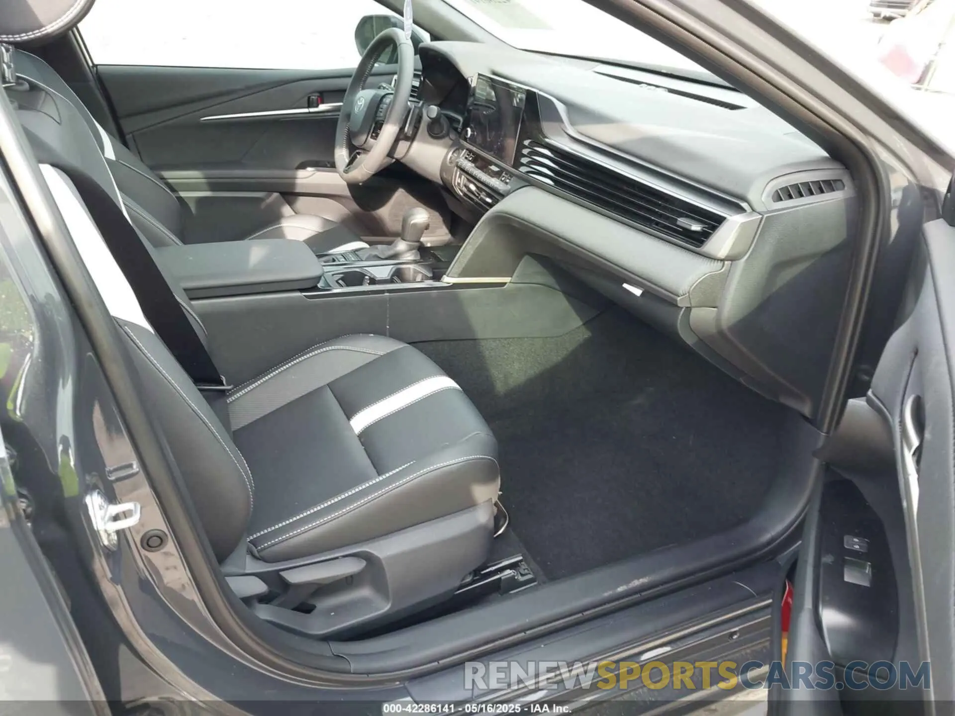 5 fotografías del automóvil dañado 4T1DAACK8SU576668 TOYOTA CAMRY 2025