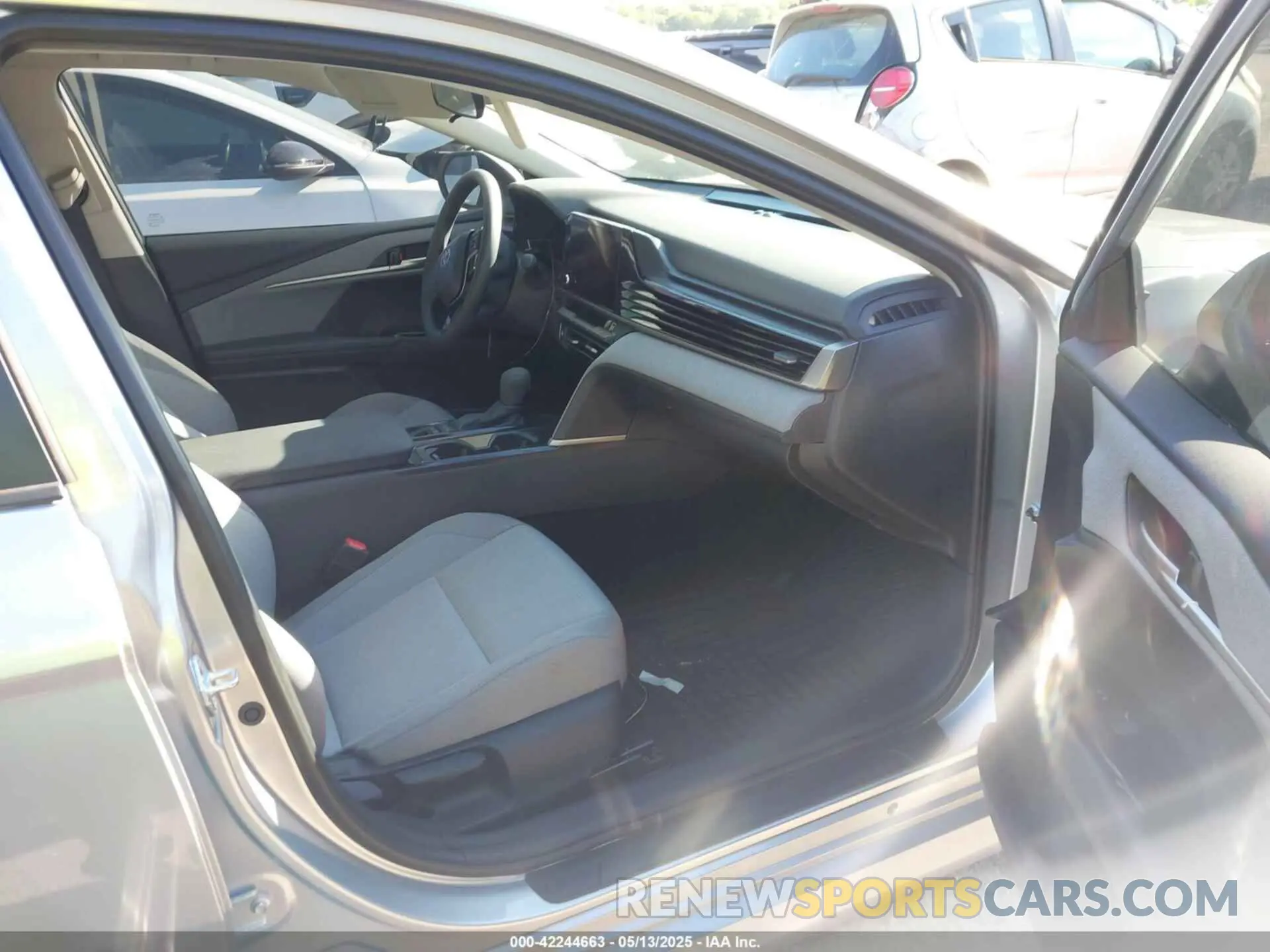 5 fotografías del automóvil dañado 4T1DAACK9SU560009 TOYOTA CAMRY 2025