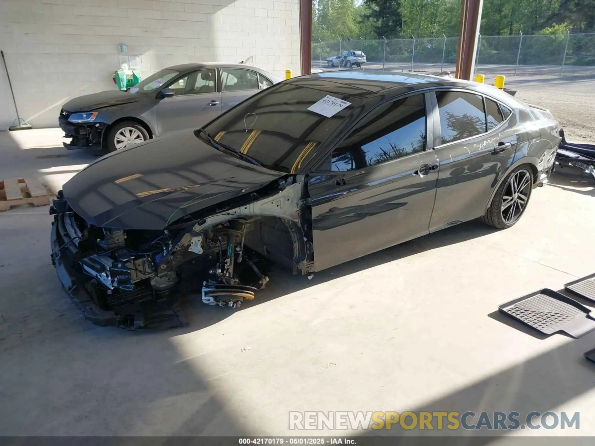 2 fotografías del automóvil dañado 4T1DBADK0SU016820 TOYOTA CAMRY 2025