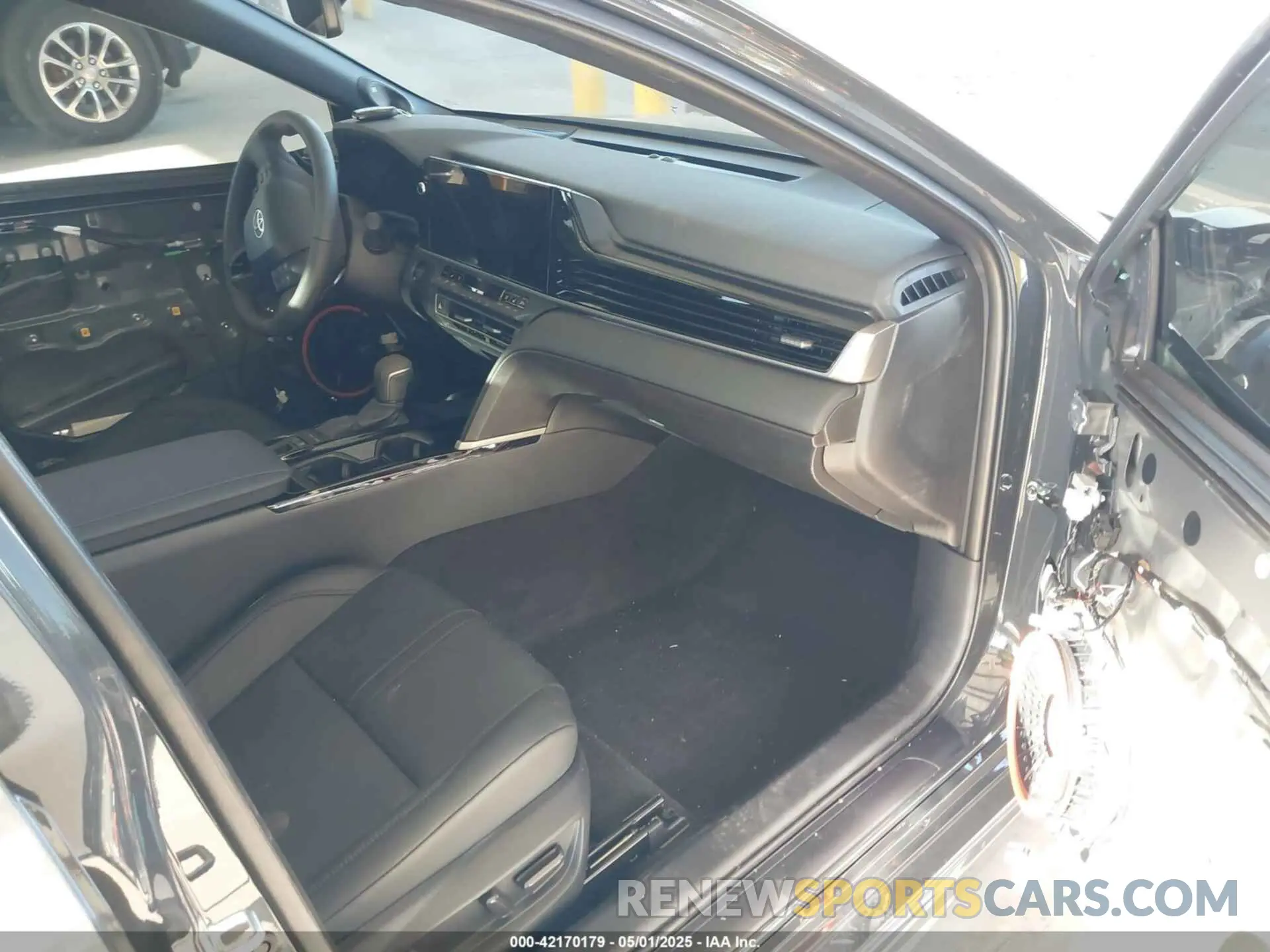 5 fotografías del automóvil dañado 4T1DBADK0SU016820 TOYOTA CAMRY 2025