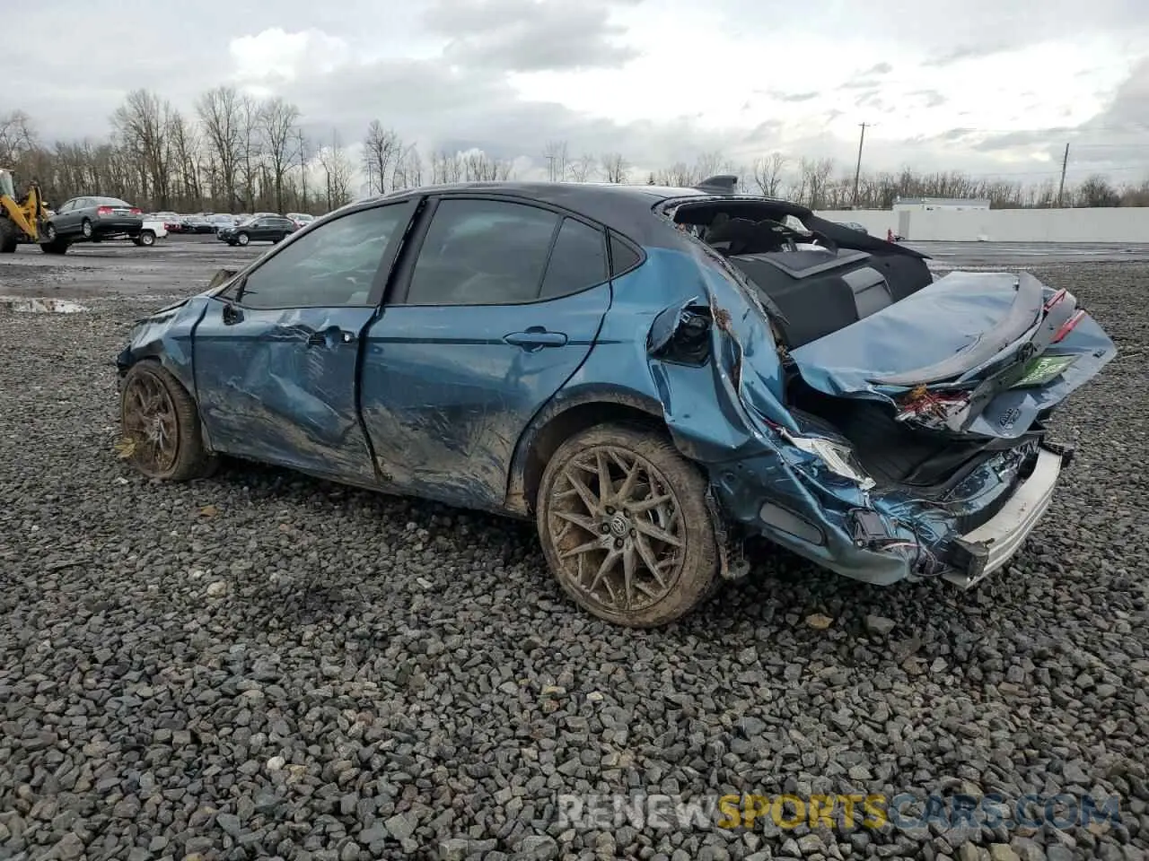 2 fotografías del automóvil dañado 4T1DBADK0SU016896 TOYOTA CAMRY 2025
