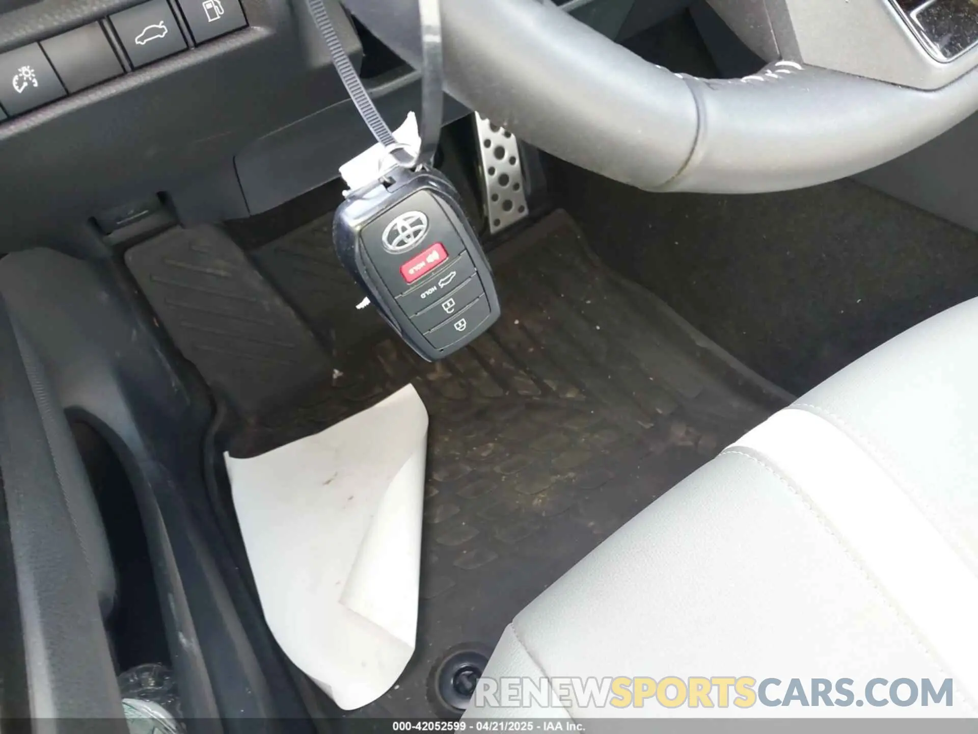 11 fotografías del automóvil dañado 4T1DBADK0SU526035 TOYOTA CAMRY 2025