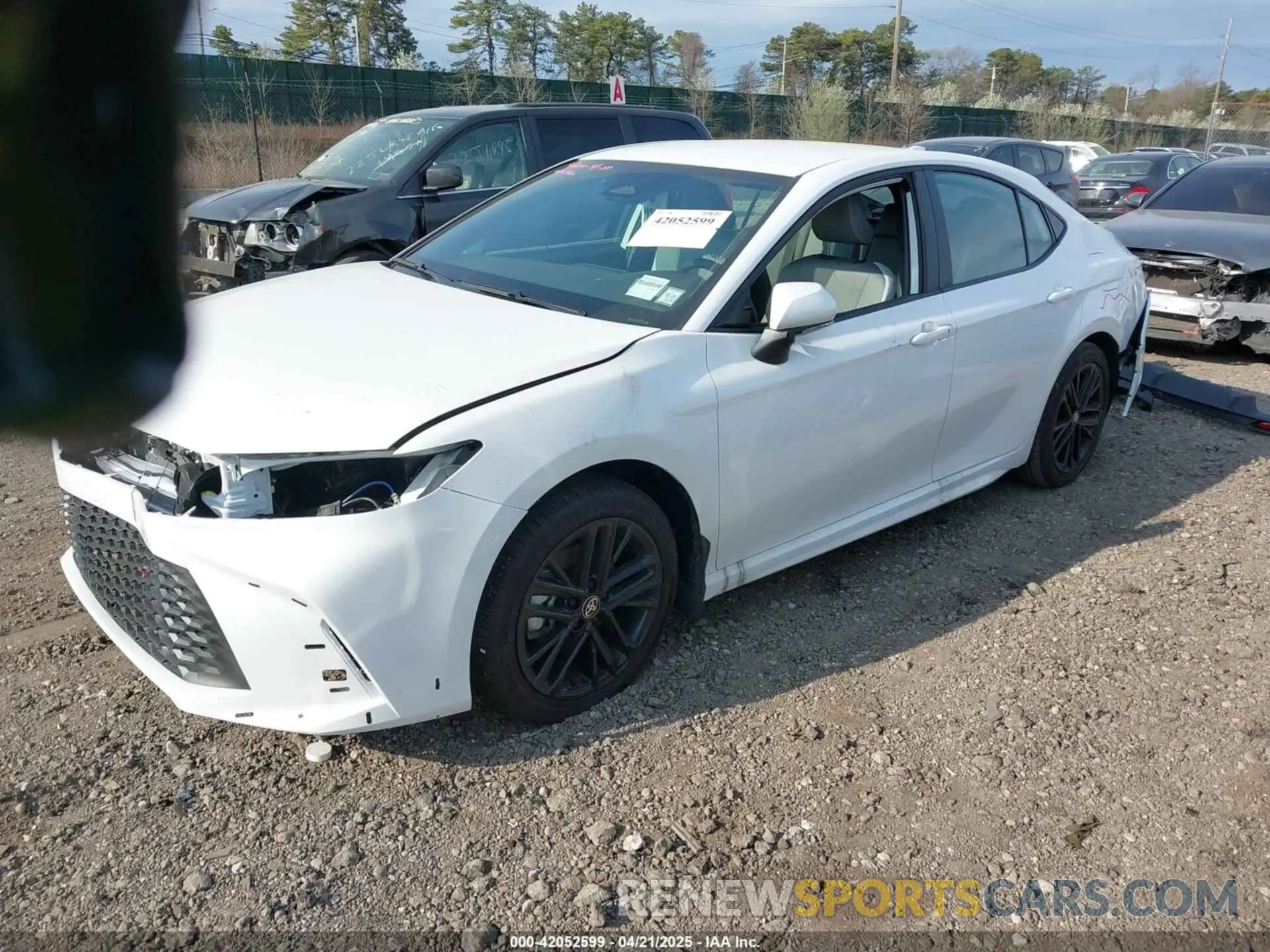 2 fotografías del automóvil dañado 4T1DBADK0SU526035 TOYOTA CAMRY 2025