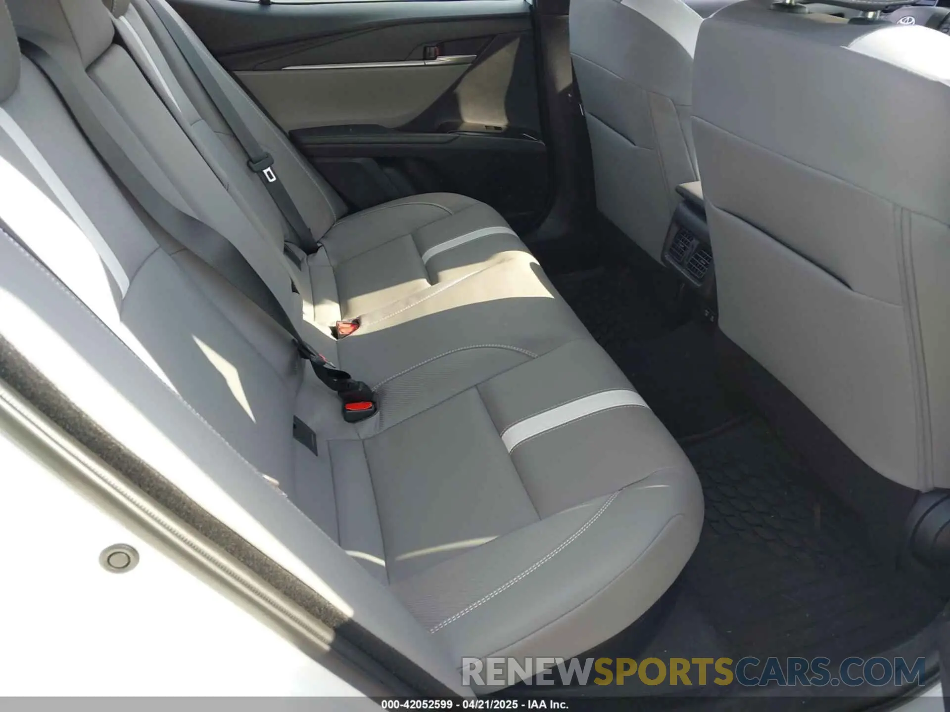 8 fotografías del automóvil dañado 4T1DBADK0SU526035 TOYOTA CAMRY 2025