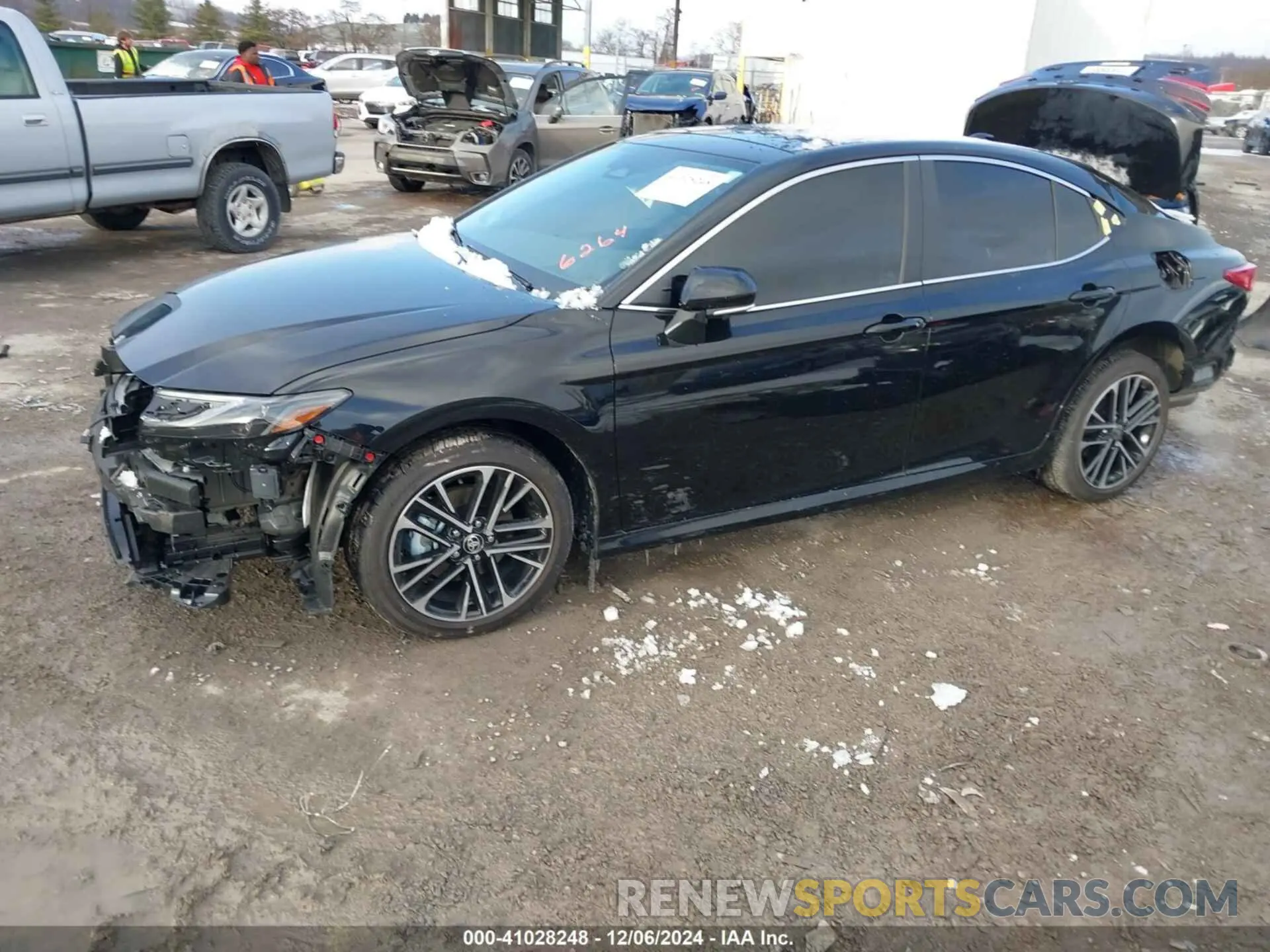 2 fotografías del automóvil dañado 4T1DBADK1SU006264 TOYOTA CAMRY 2025